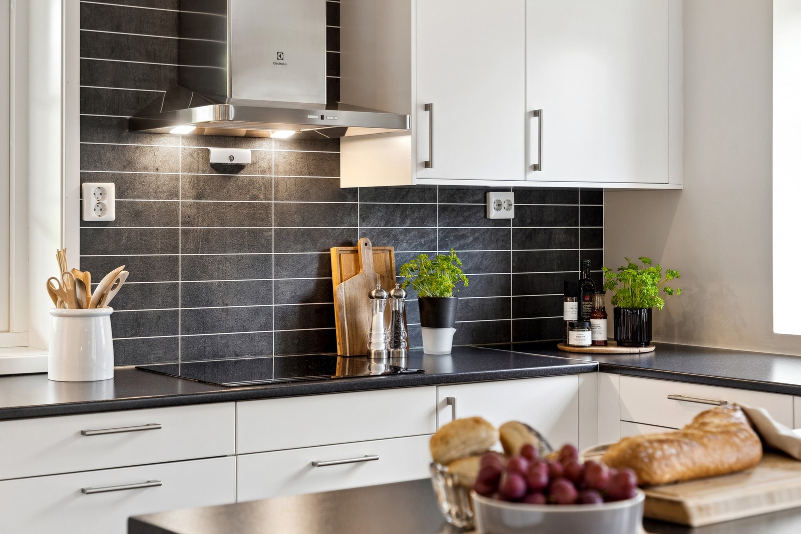 Kjøkkenet har integrerte hvitevarer som stekeovn, platetopp, oppvaskmaskin og mikrobølgeovn. Galleribilde