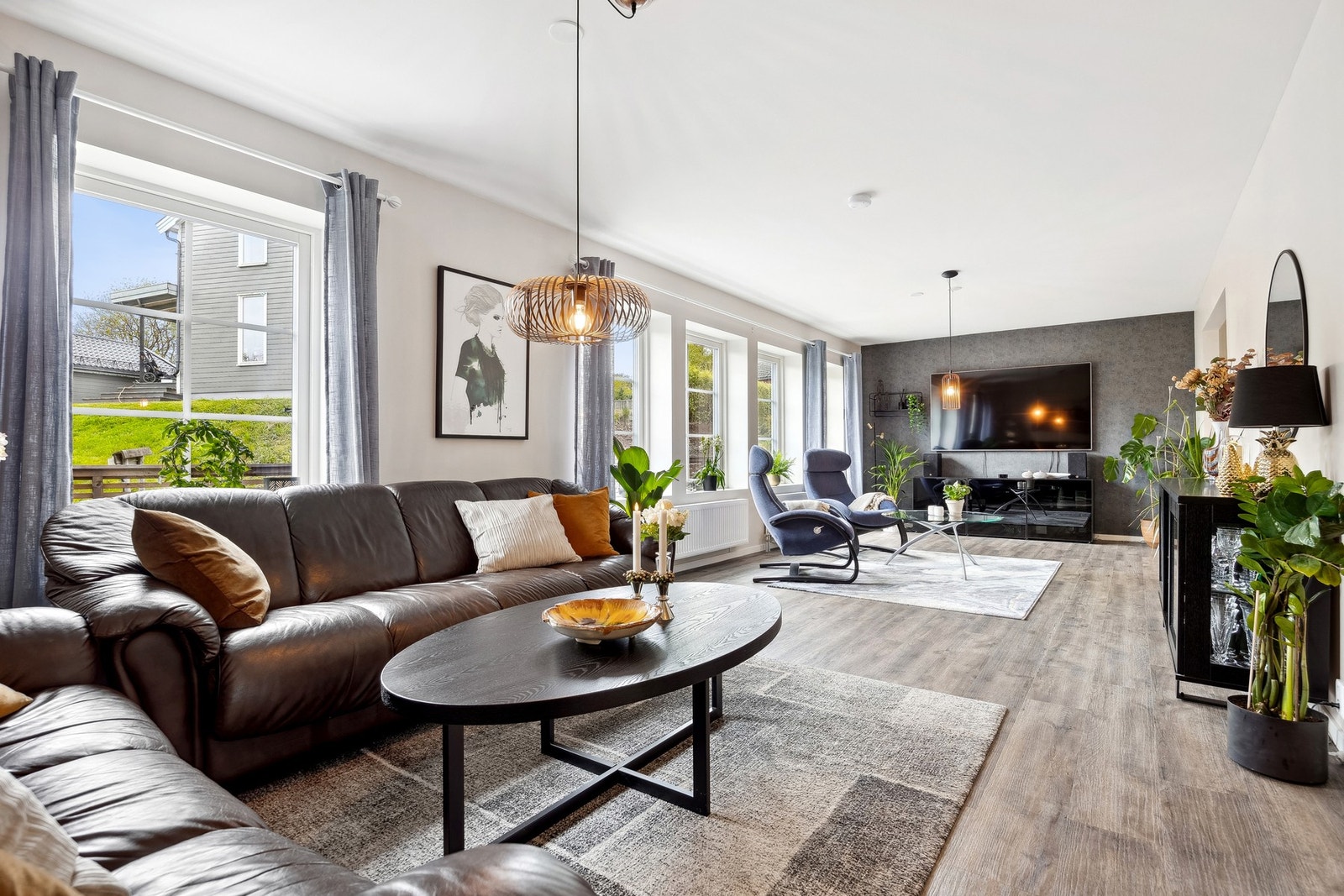 Dette er en innbydende og innholdsrik enebolig over to plan - perfekt for barnefamilier. Galleribilde