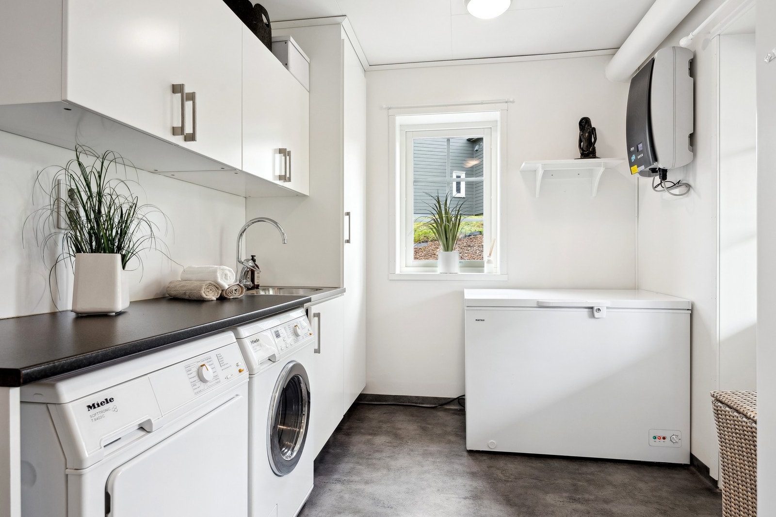 Ved kjøkkenet i 1. etasje er det et pent og romslig vaskerom på ca. 8 kvm. Galleribilde