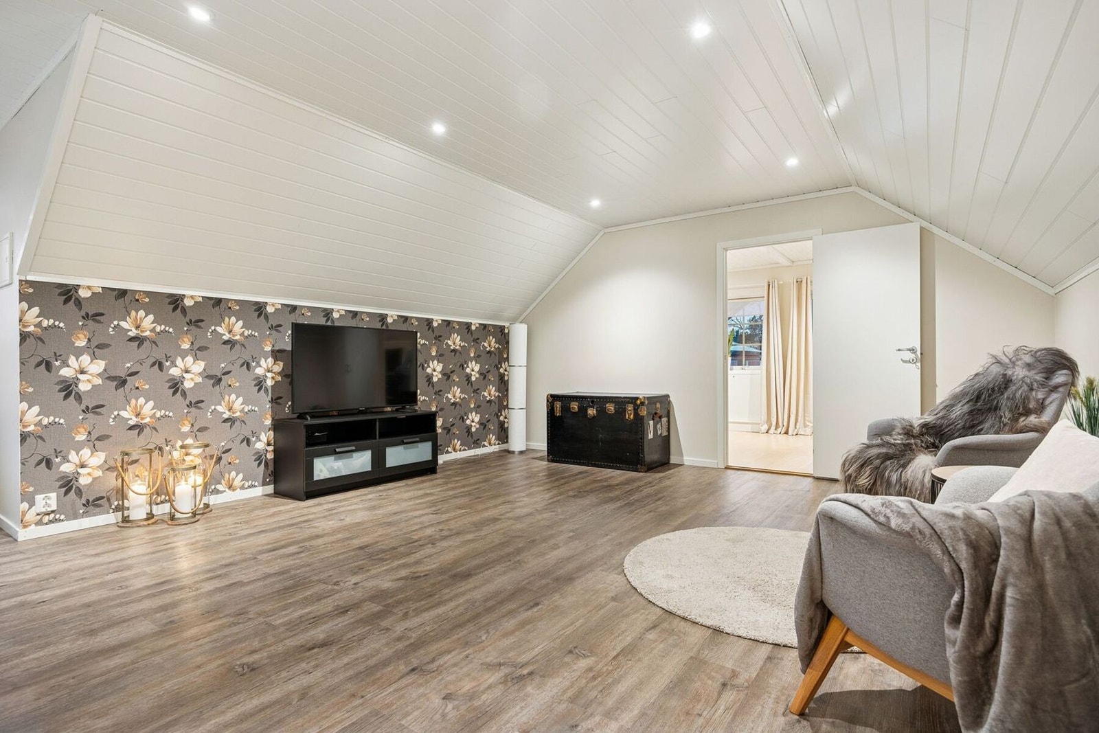 Loftetasjen er romslig og gir litt ekstra spillerom for familien. Det er innstalert downlights i himling. Galleribilde