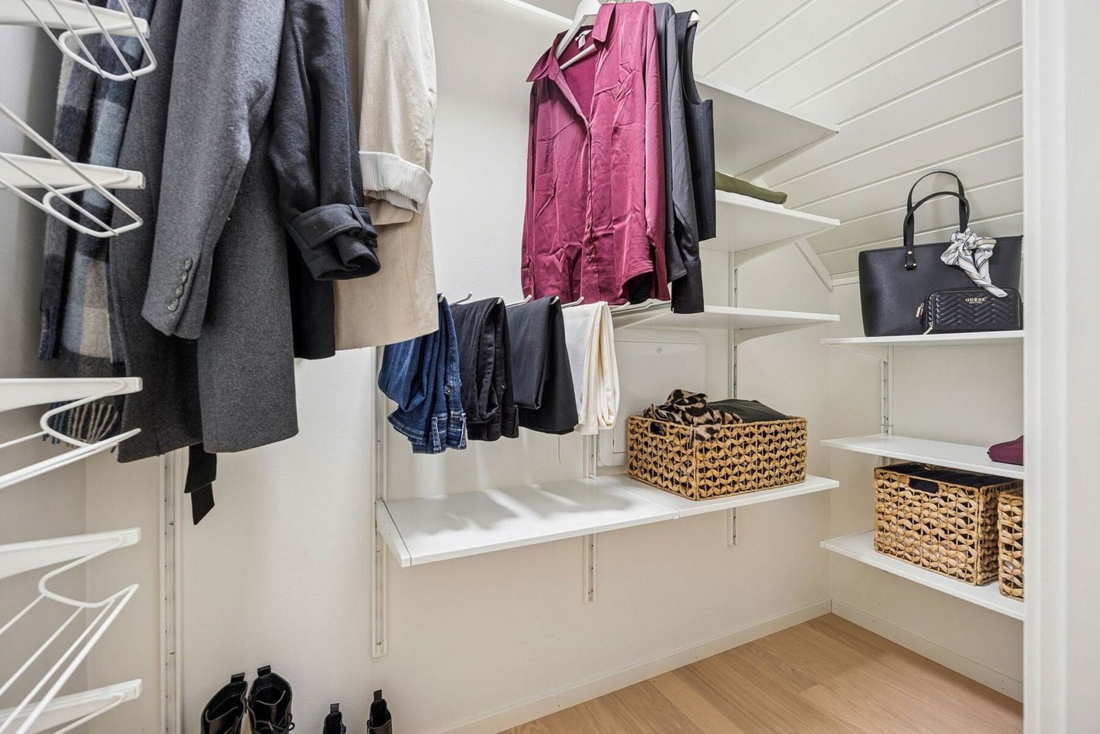Hovedsoverommet har egen walk-in-closet. Galleribilde