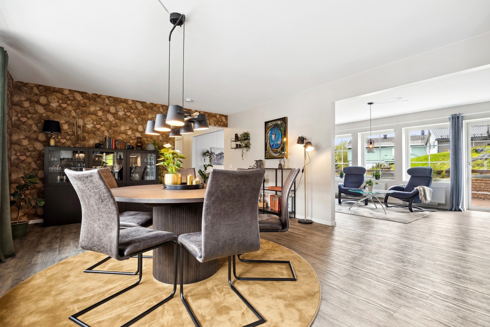 Huset oppleves lyst og romslig, med mye plass i 1. etasjen. Galleribilde