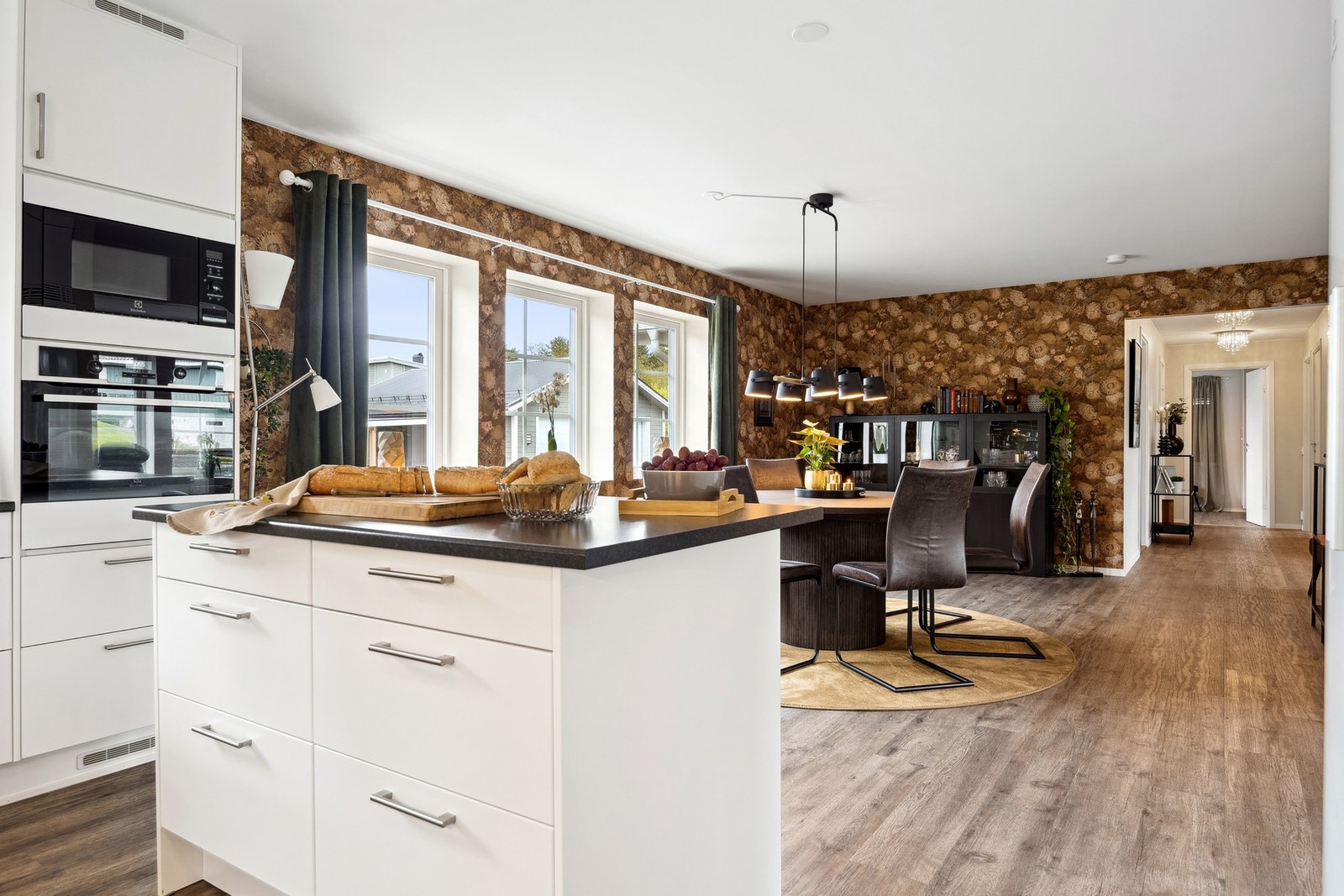 Kjøkkenet er romslig og innbydende, og ligger i direkte tilknytning til spisestuen. Galleribilde