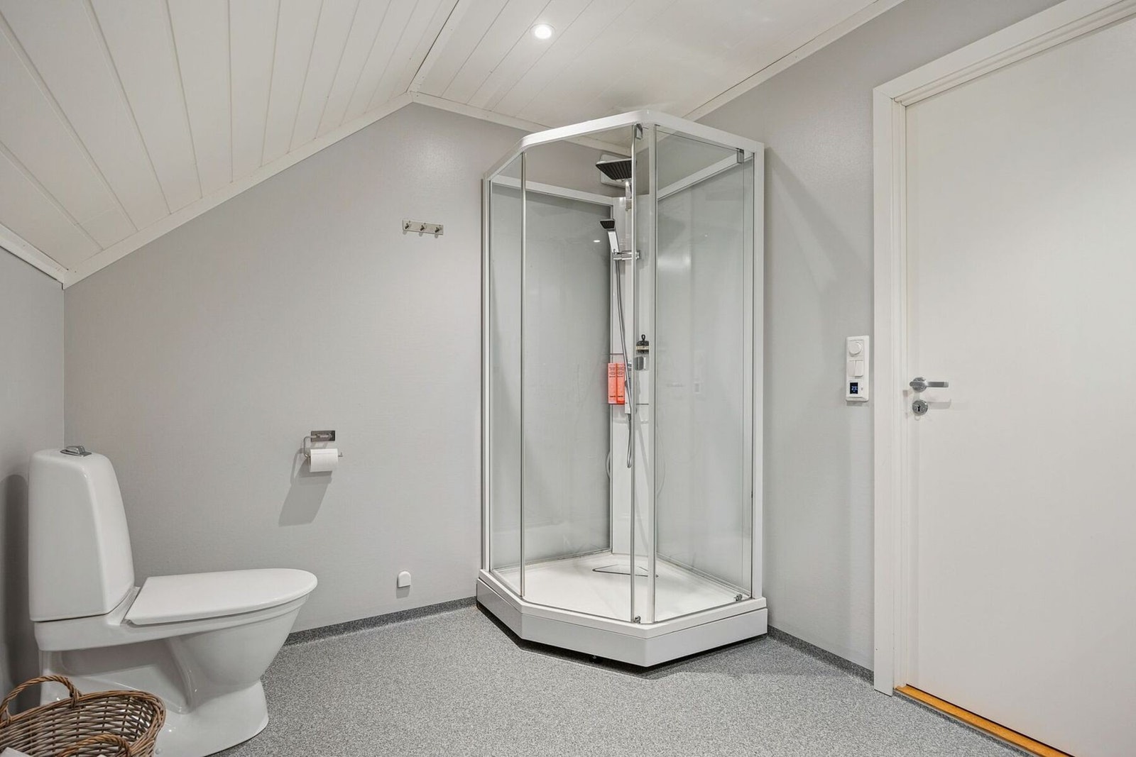 Det er verdt å merke seg at både kjøkken og samtlige våtrom har fått tilstandsgrad 1 (TG1) av takstmann, noe som indikerer god teknisk standard. Galleribilde