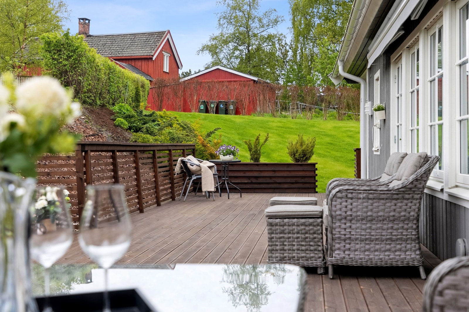 Tomten er på romslige 993 kvm, med mye sol og stor gressplen. Galleribilde