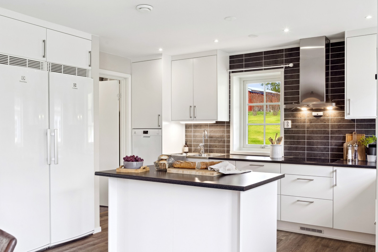 Kjøkkenet har innredning fra byggeår (2018) og har mye skap- og skuffeplass. Galleribilde