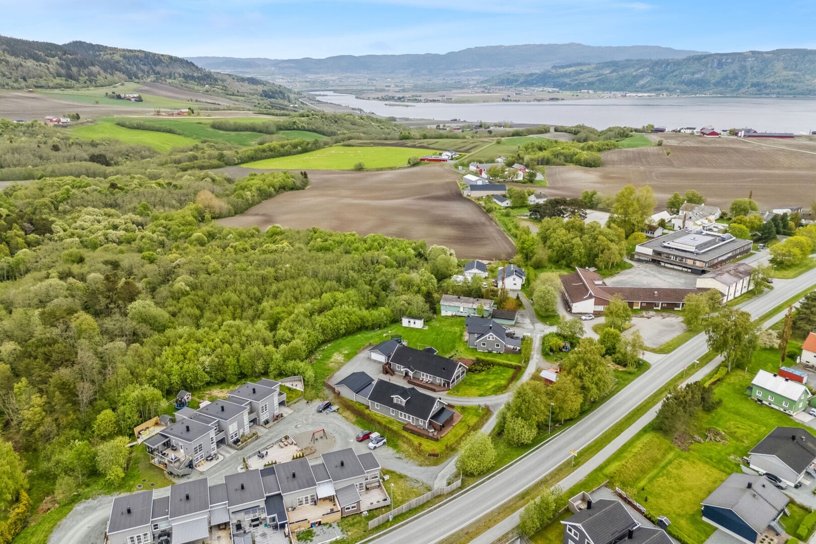 Boligen har en fin beliggenhet på landlige Spongdal, med gådistanse til både skole, idrettsarenaer og hverdagsfasiliteter. Galleribilde