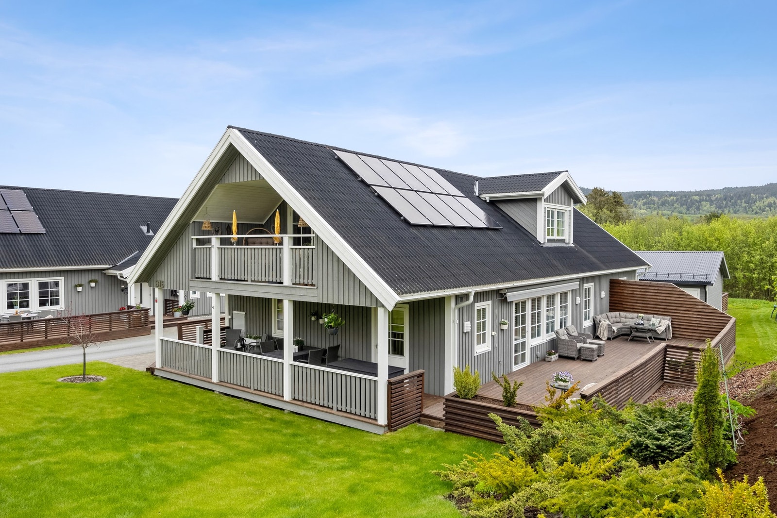 Huset er oppført i 2018 & følger TEK17-standard, som betyr at det er bygget etter dagens krav til blant annet energibruk, ventilasjon og isolasjon. Tomten er pent opparbeidet med steinlagte flater, innkjøring med asfalt & velholdt gressplen. Den 134 m² st Galleribilde