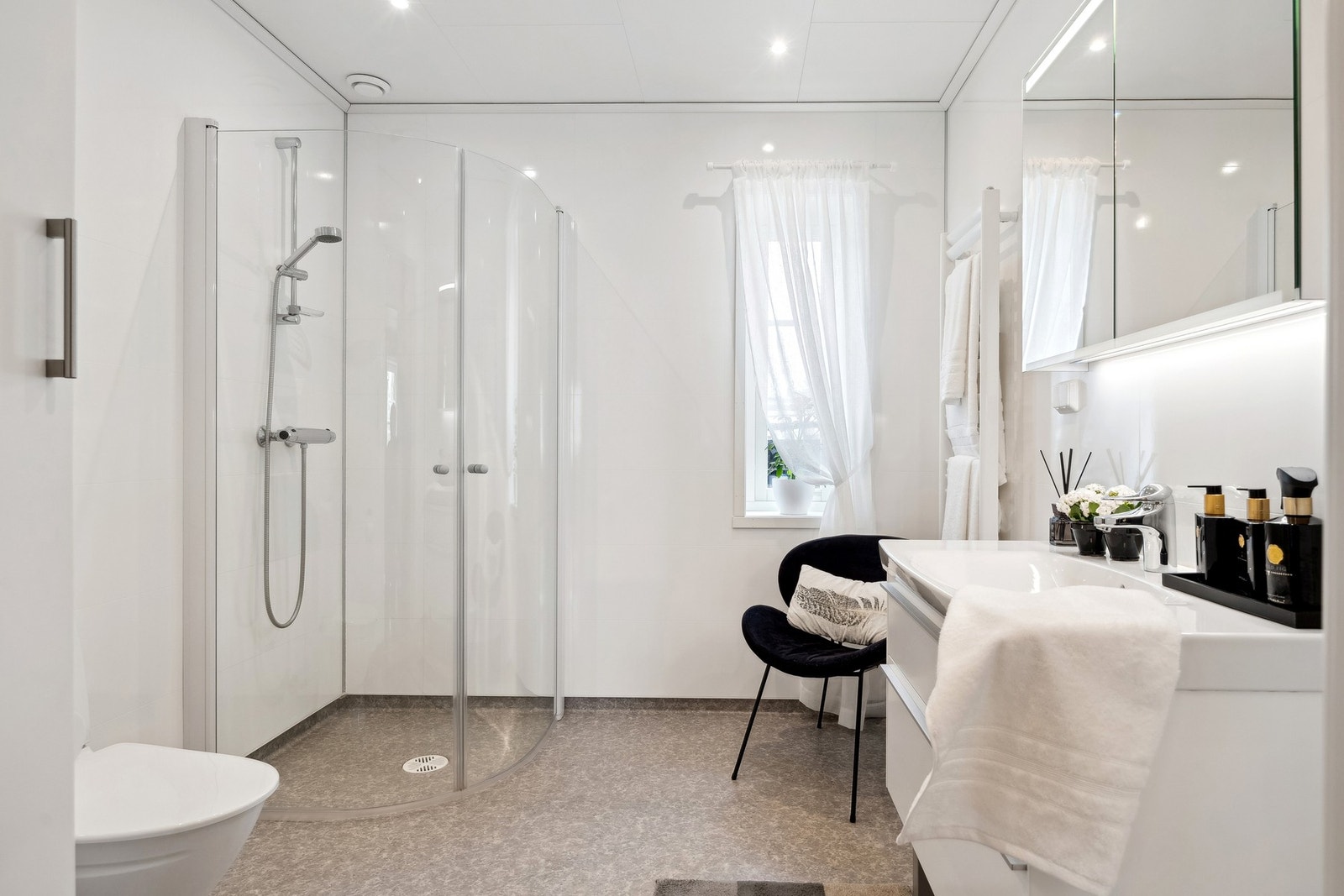 I første etasje finner du et stilrent bad med varmekabler, speilskap med integrert belysning og downlights i himlingen. Galleribilde