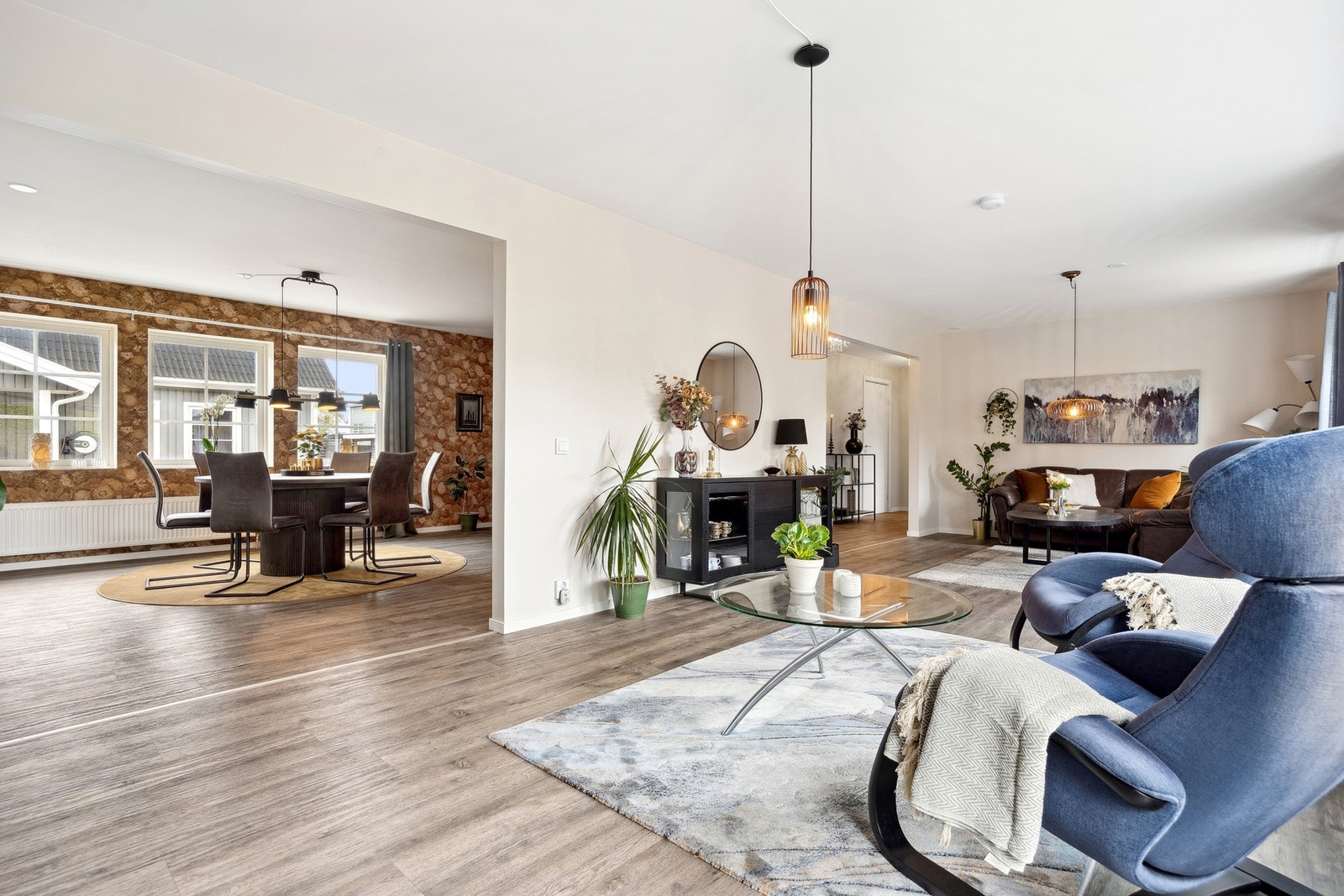 Stuen er malt i en dus og trendy fargetone, noe som bidrar til en behagelig atmosfære. Galleribilde