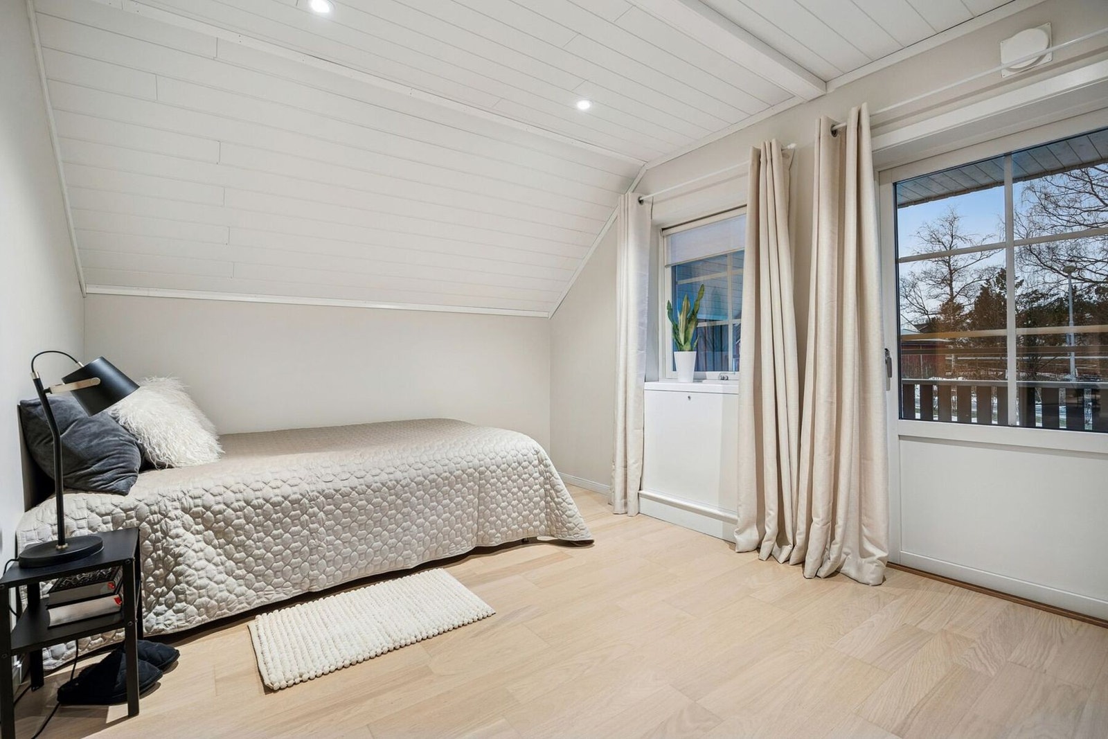 Begge soverommene i andre etasje er holdt i samme lune stil med malt panel og downlights i himling. Galleribilde