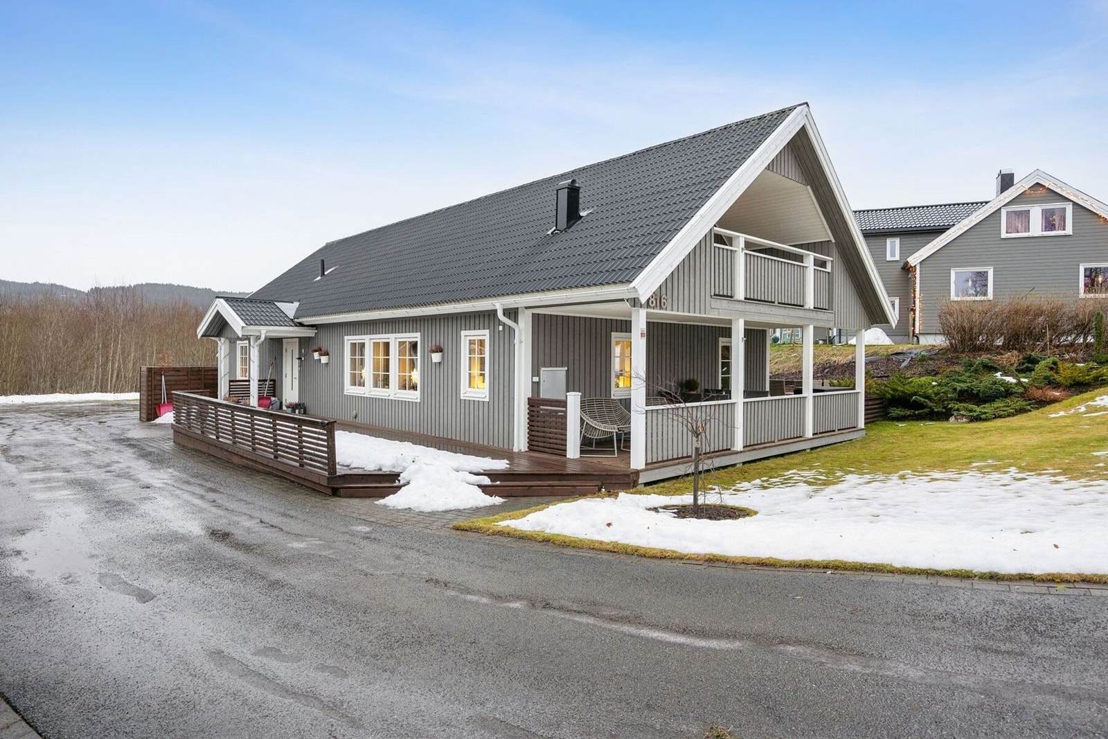 EIE eiendomsmegling ved Andreas Forsell Lund og Julie Marie Vollan Brennvik har gleden av å presentere Spongdalsvegen 816! Foto: Aleksander Jakobsen v/ EFKT. Galleribilde