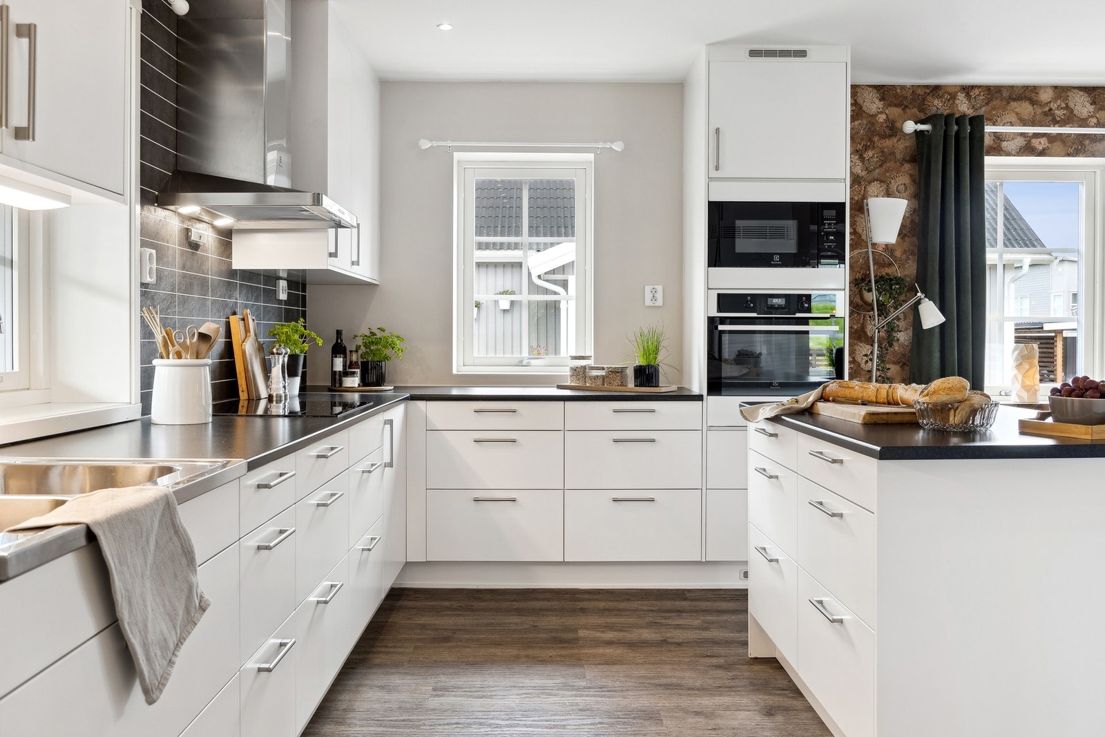 Boligen har en moderne gjennomgående finish. Her kan man flytte rett inn. Galleribilde