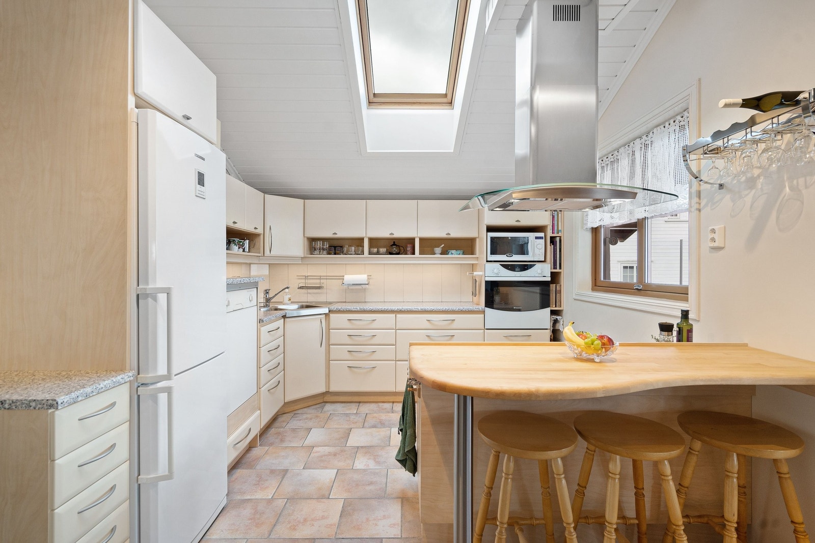 Kjøkken med masse plass i skuffer og skap Galleribilde