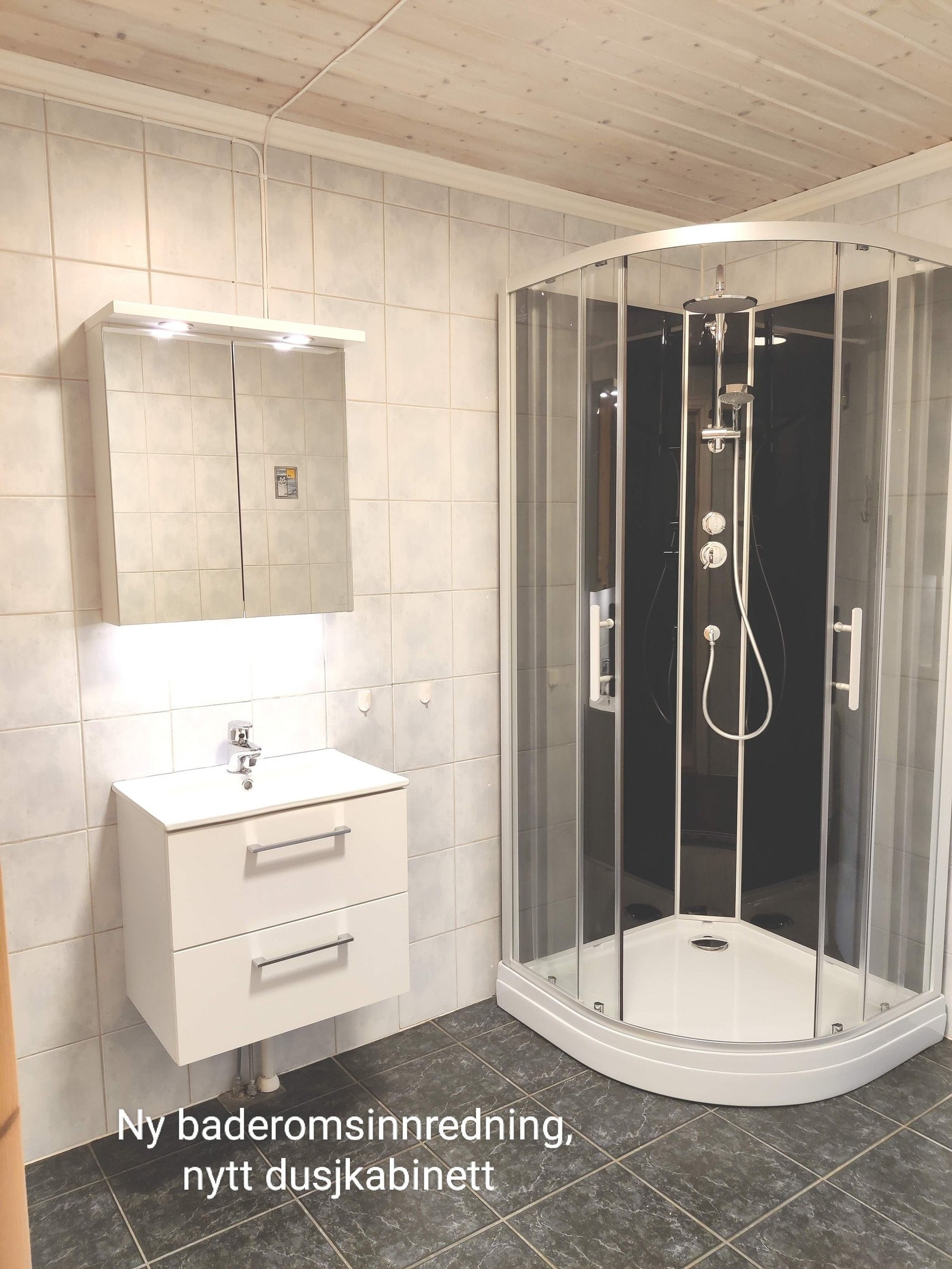 Hybel bad med ny innredning og nytt dusjkabinett med regndusj Galleribilde