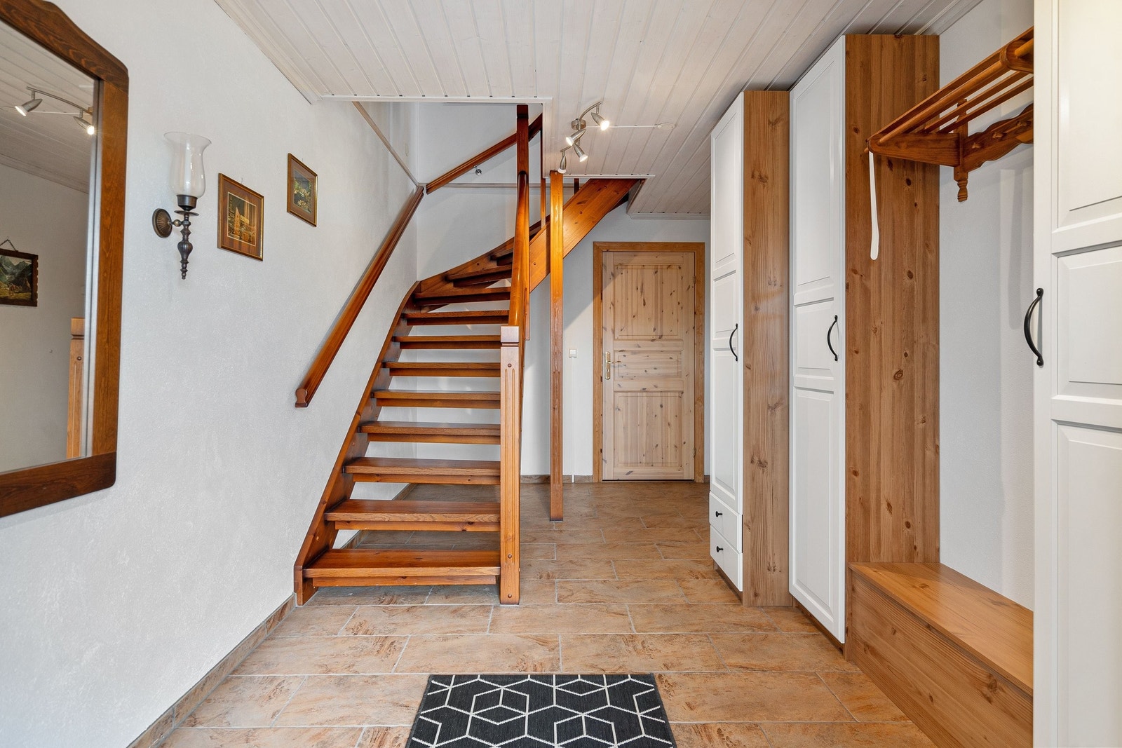 Hallen har både garderobeskap og skoskap med rikelig plass Galleribilde