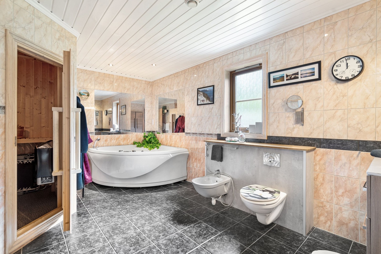 Stort og deilig bad med egen spa Galleribilde