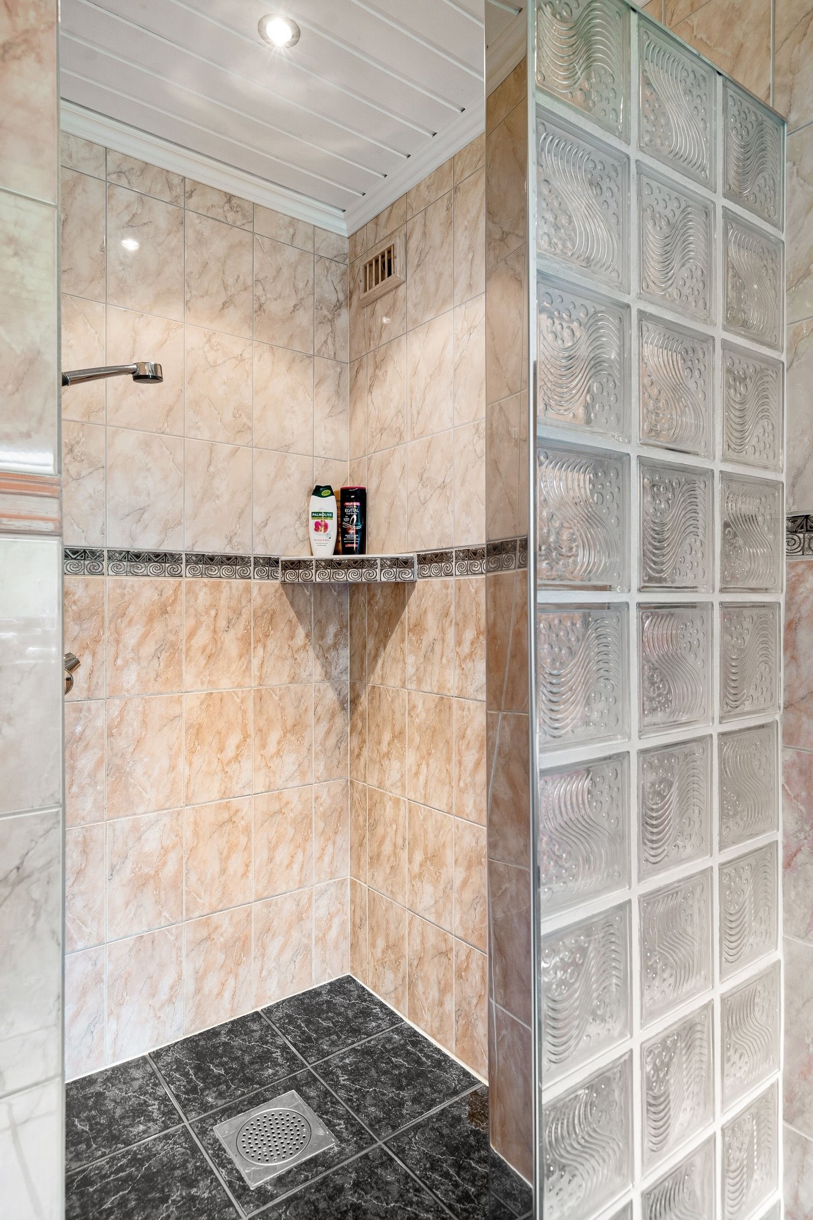 Romslig dusjnisje Galleribilde