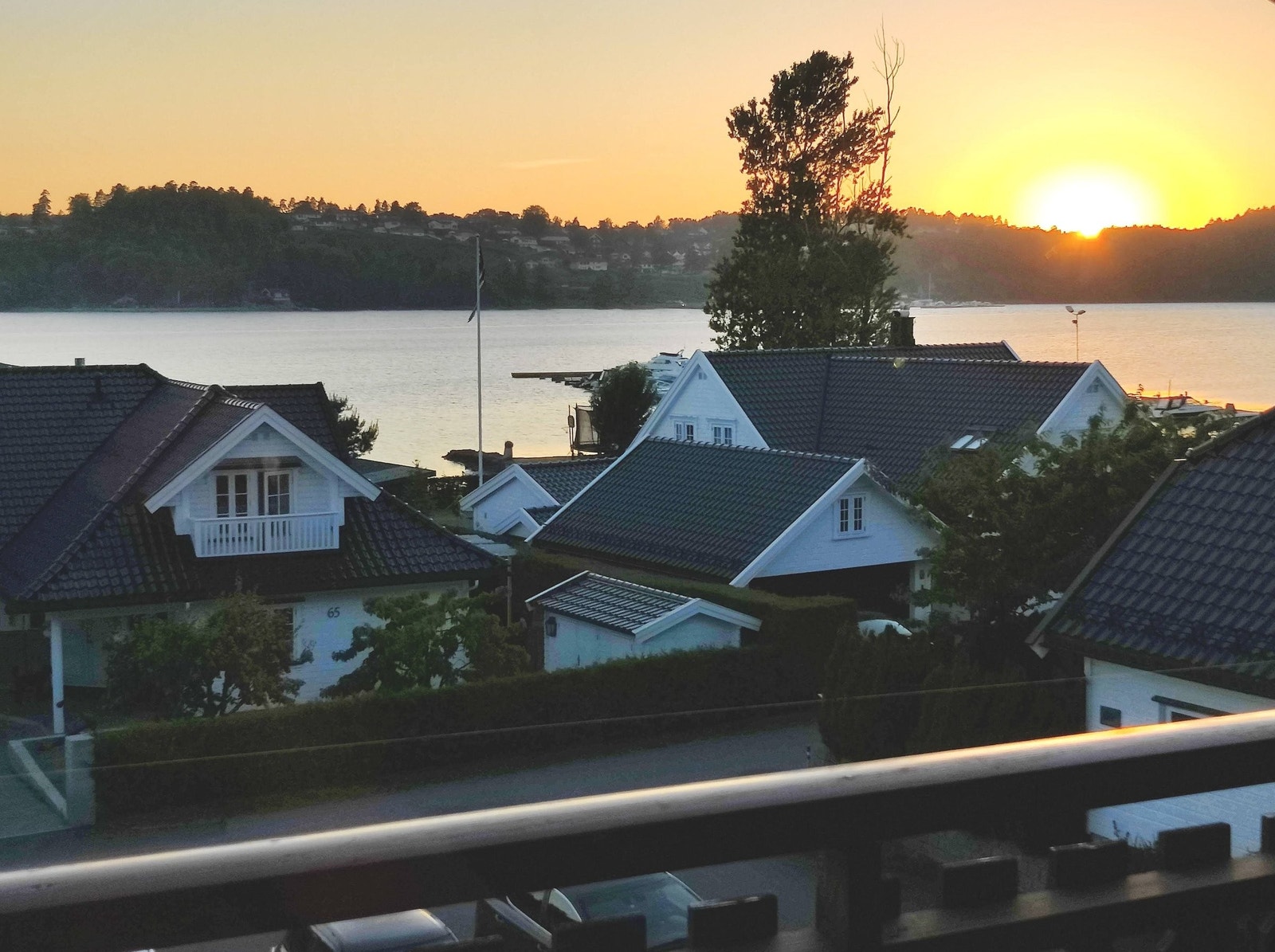 Nyt den sene solnedgangen på balkongen Galleribilde