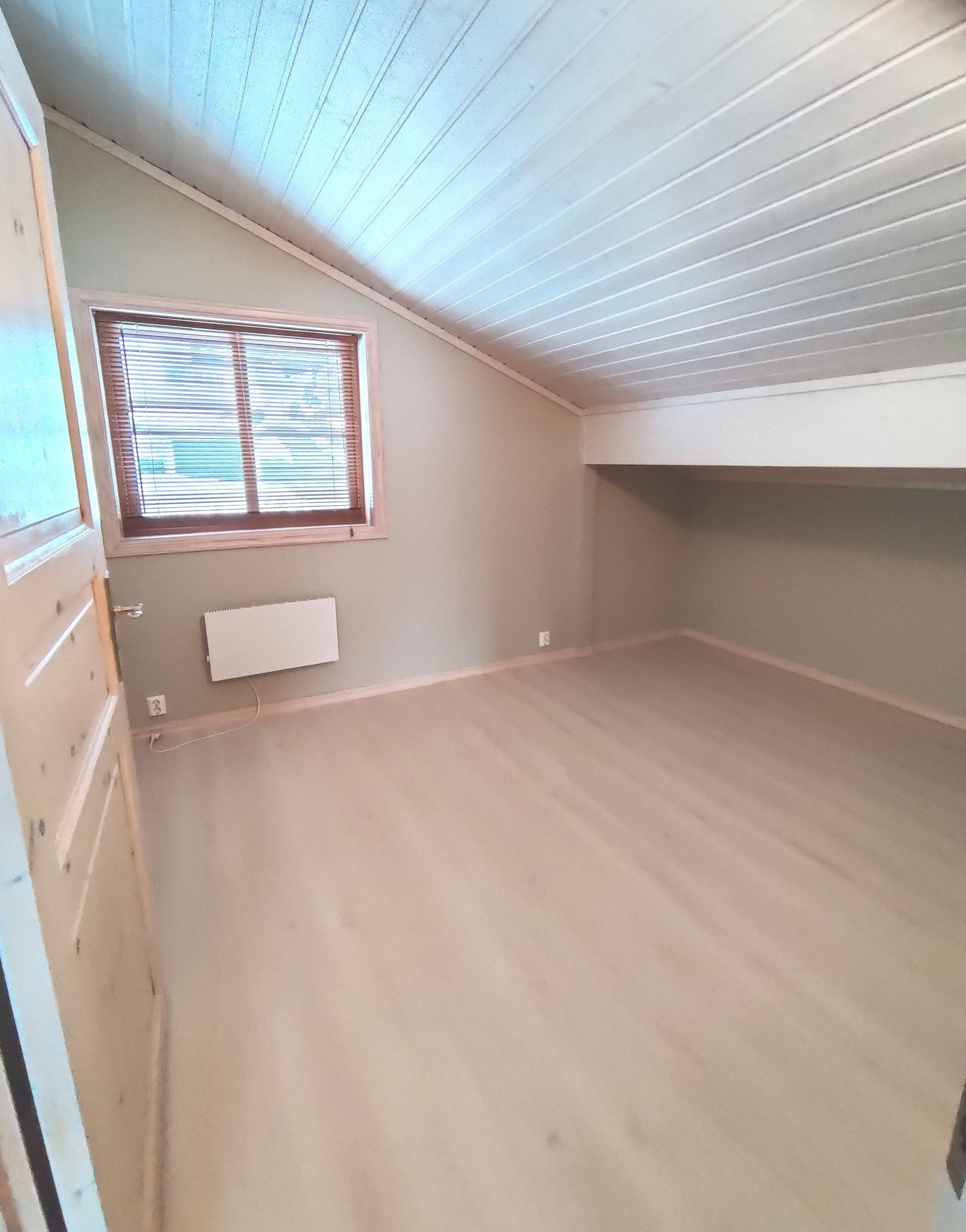 Soverom 1 og 2 i loftsetasje har fått nytt laminatgulv og nymalte vegger og tak Galleribilde