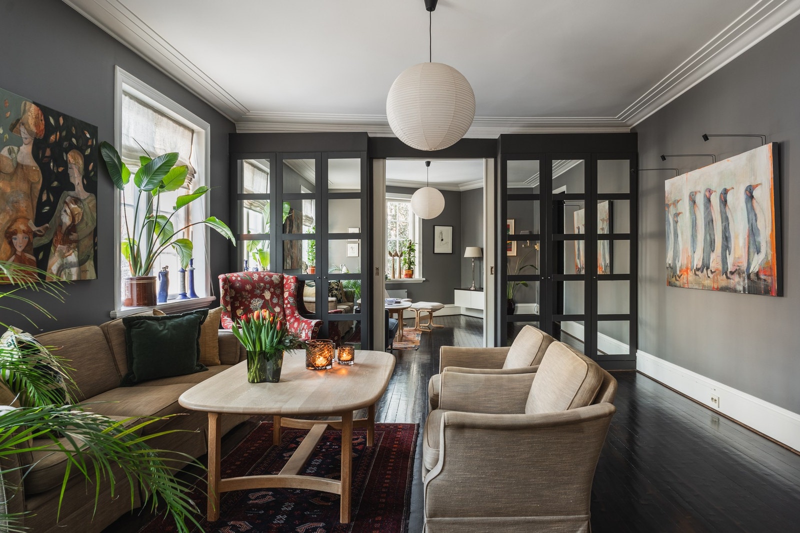 Den store stuen er innredet med plassbygde, profilerte speilskap fra gulv til tak. Galleribilde