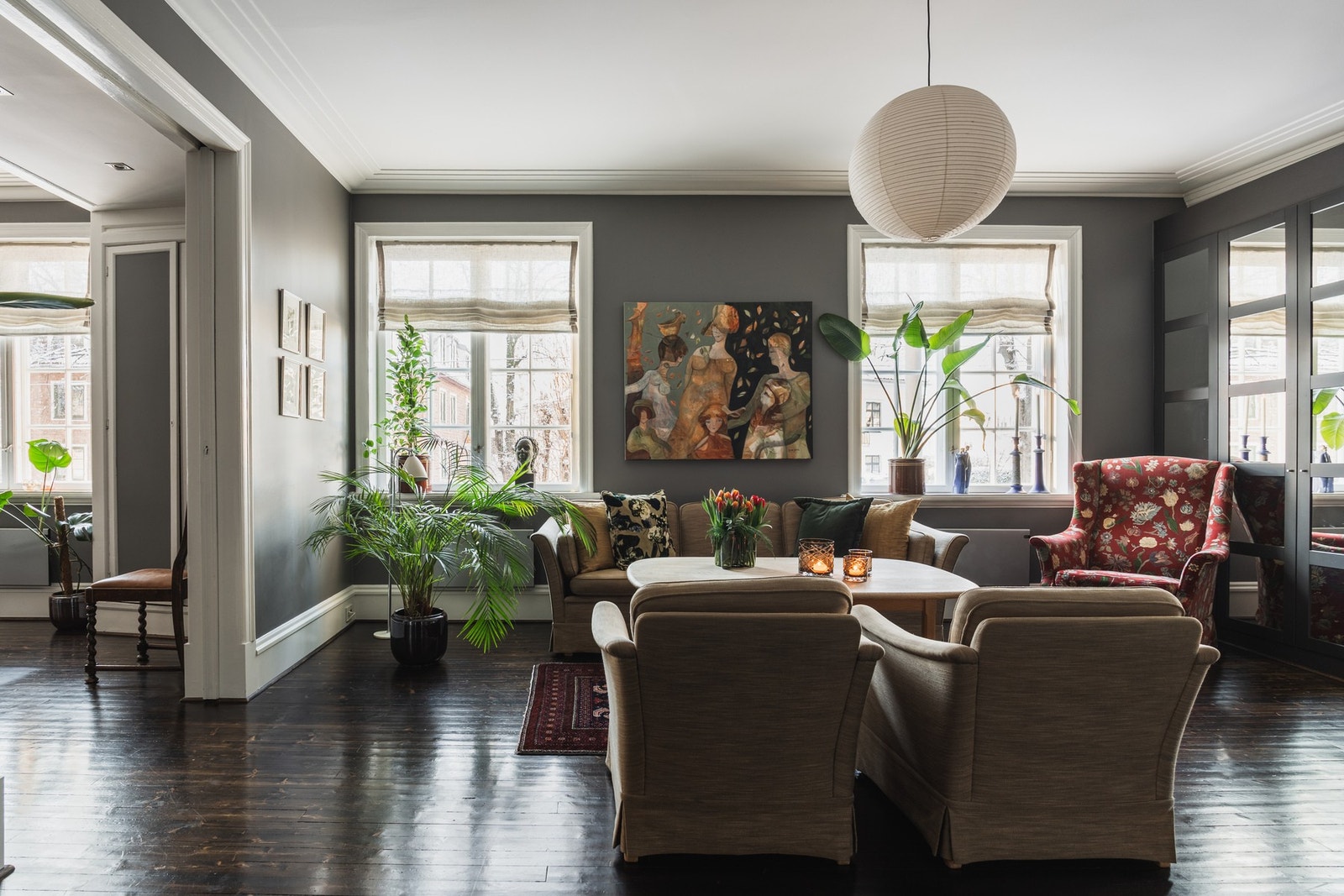 Alle vinduer ble grundig kittet og malt utvendig i 2024. Galleribilde