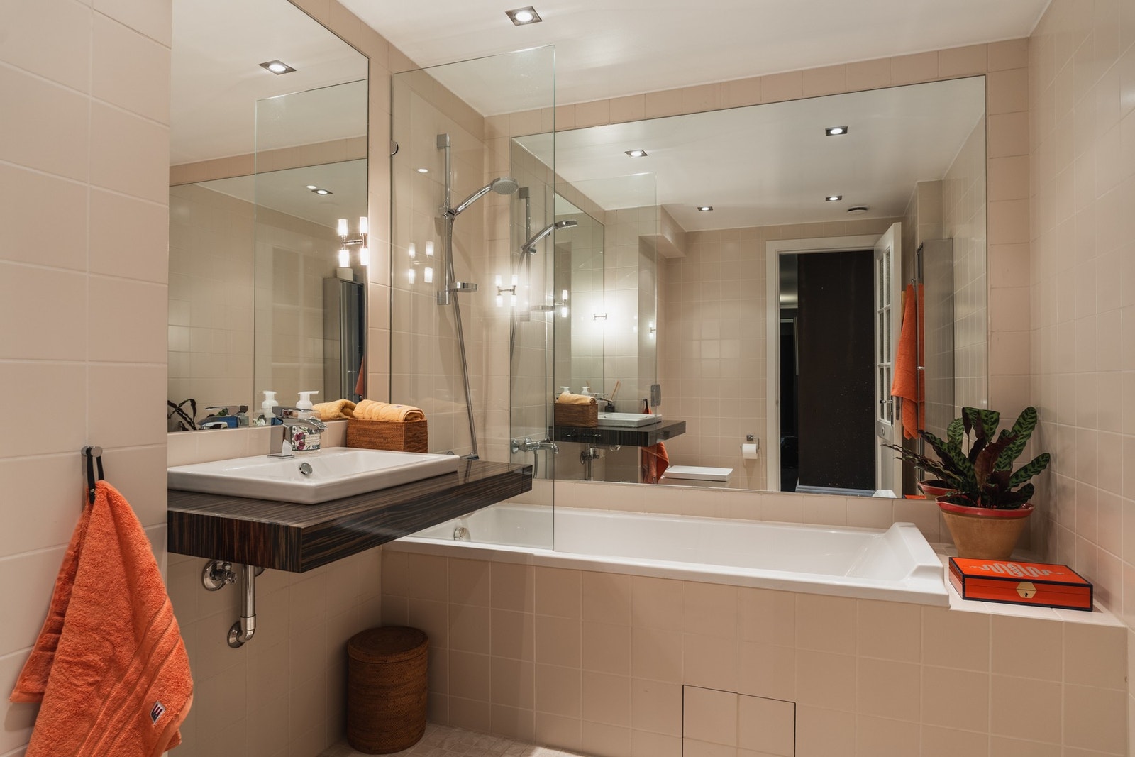 Leiligheten har to stilige bad fra 2009, det ene med badekar og det andre med regnfallsdusj. Galleribilde