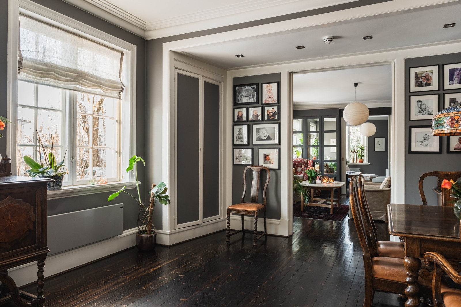 Stuene og spisekjøkkenet har originale tregulv som er pusset og mørkbeisede. Galleribilde