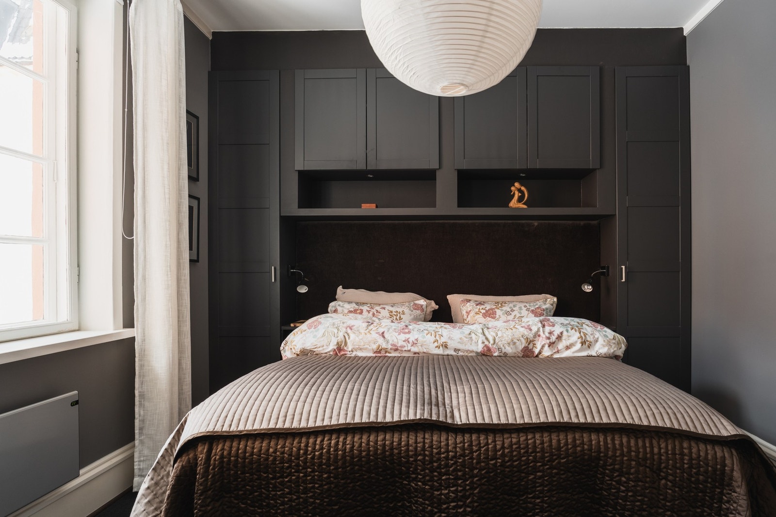 Et rolig og avslappende sted å starte og avslutte dagen: Hovedsuiten oppleves som luksuriøs og skreddersydd. Galleribilde