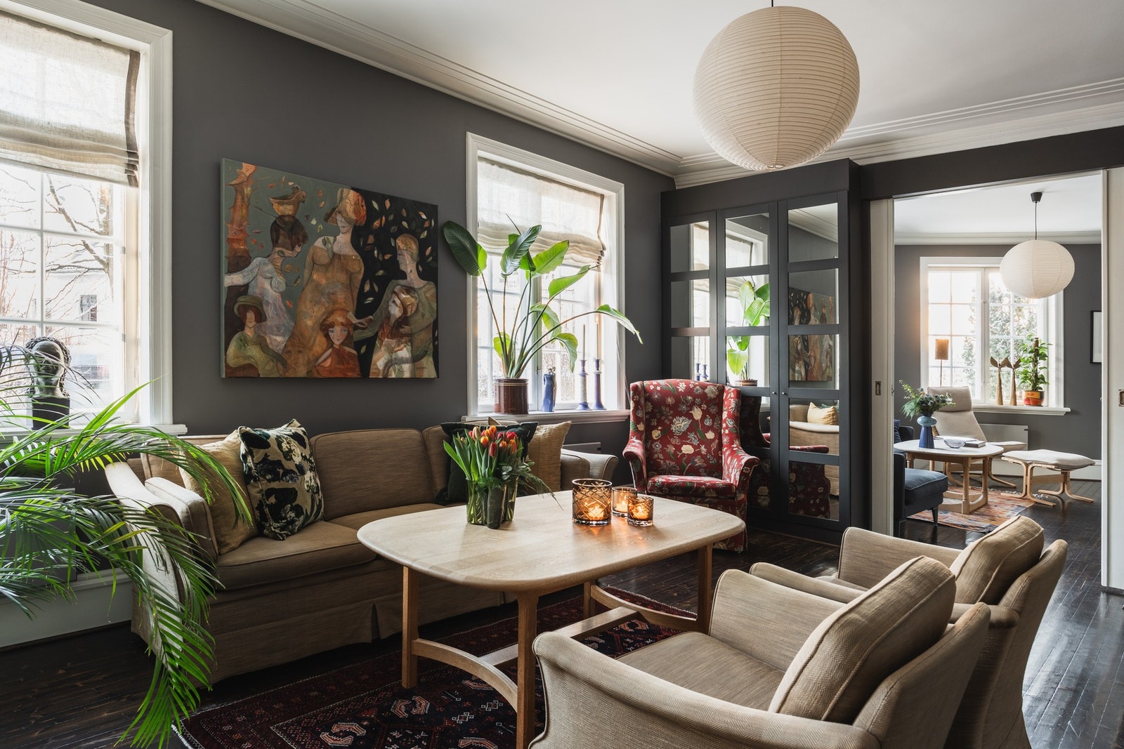 Store rutevinduer bader rommene i dagslys og vender ut mot skjermet hage. Galleribilde