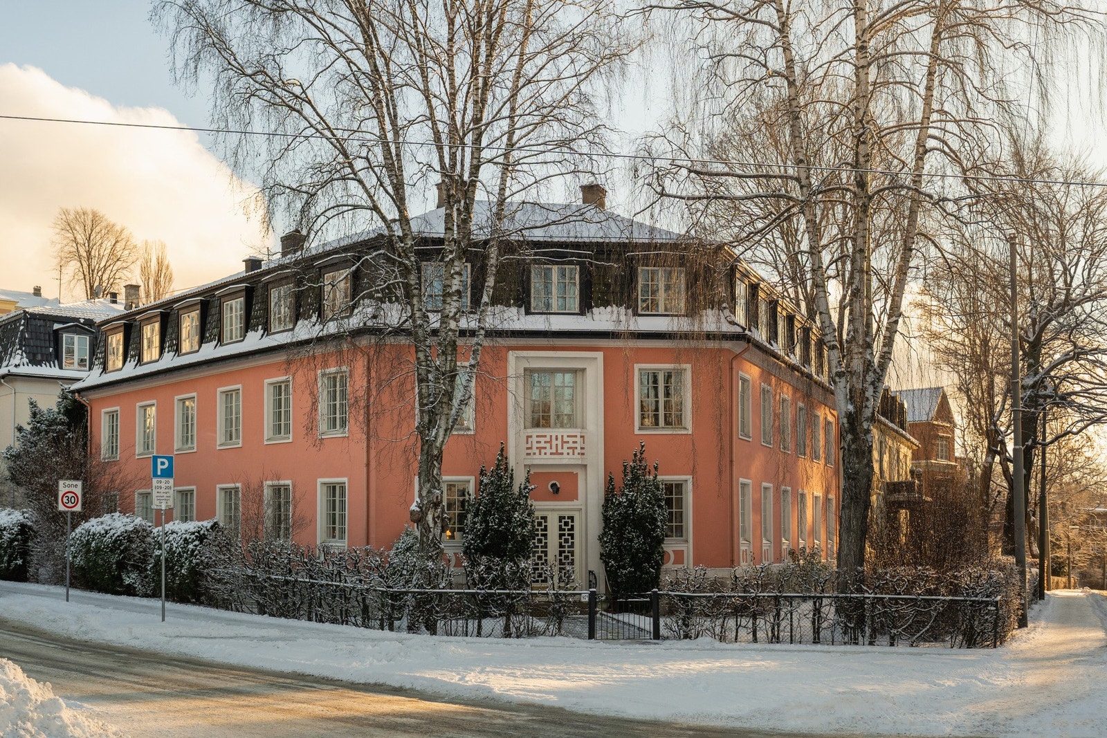 Solrik hjørneleilighet i ikonisk 20-talls gård. Parkering. God takhøyde, kakkelovn og frodig felleshage. Galleribilde