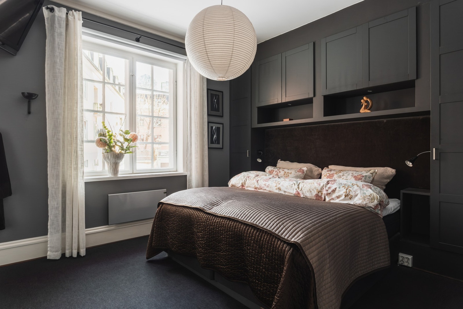 Hovedsuiten mot rolig bakgård, innredet med plassbygde skap, nattbord og leselamper rundt sengeplassen. Galleribilde