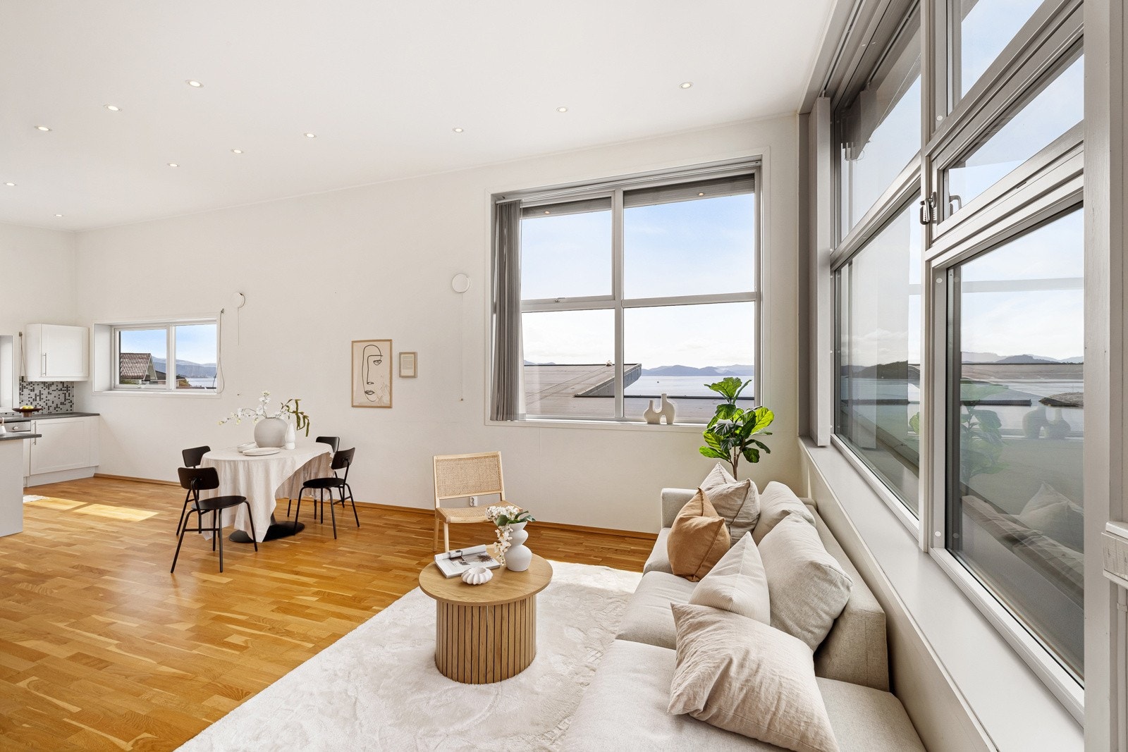 Store vinduer så man kan nyte utsikten. Galleribilde