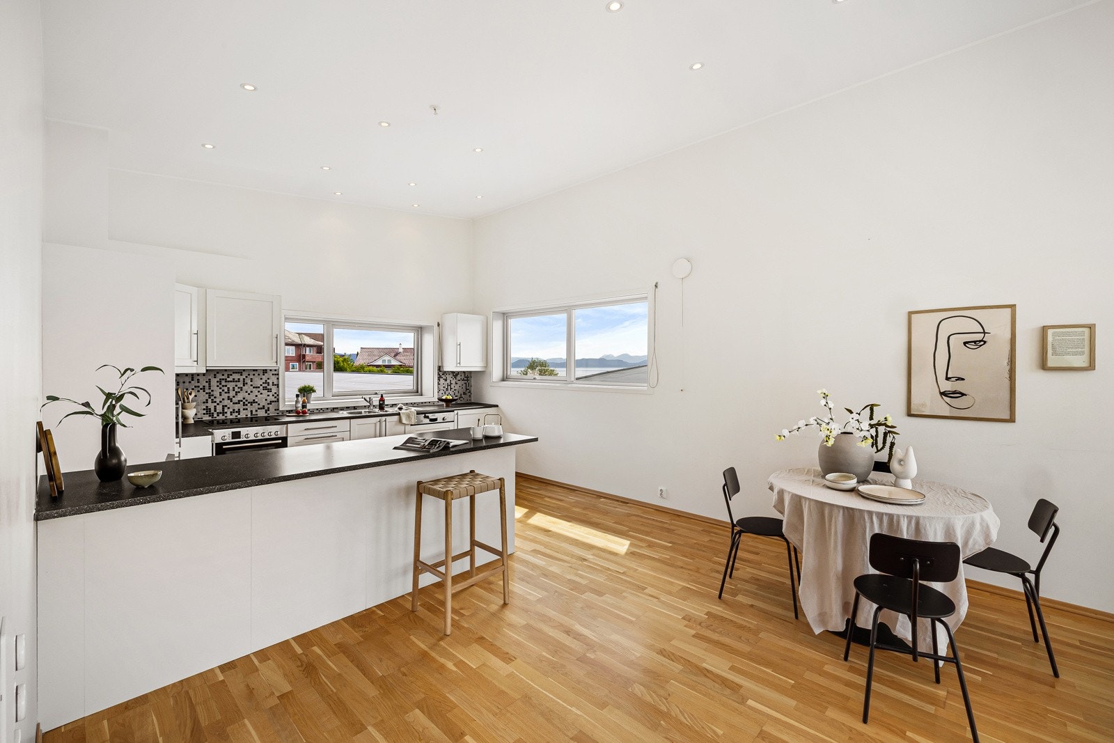 Her er det god plass til en spisegruppe. Galleribilde