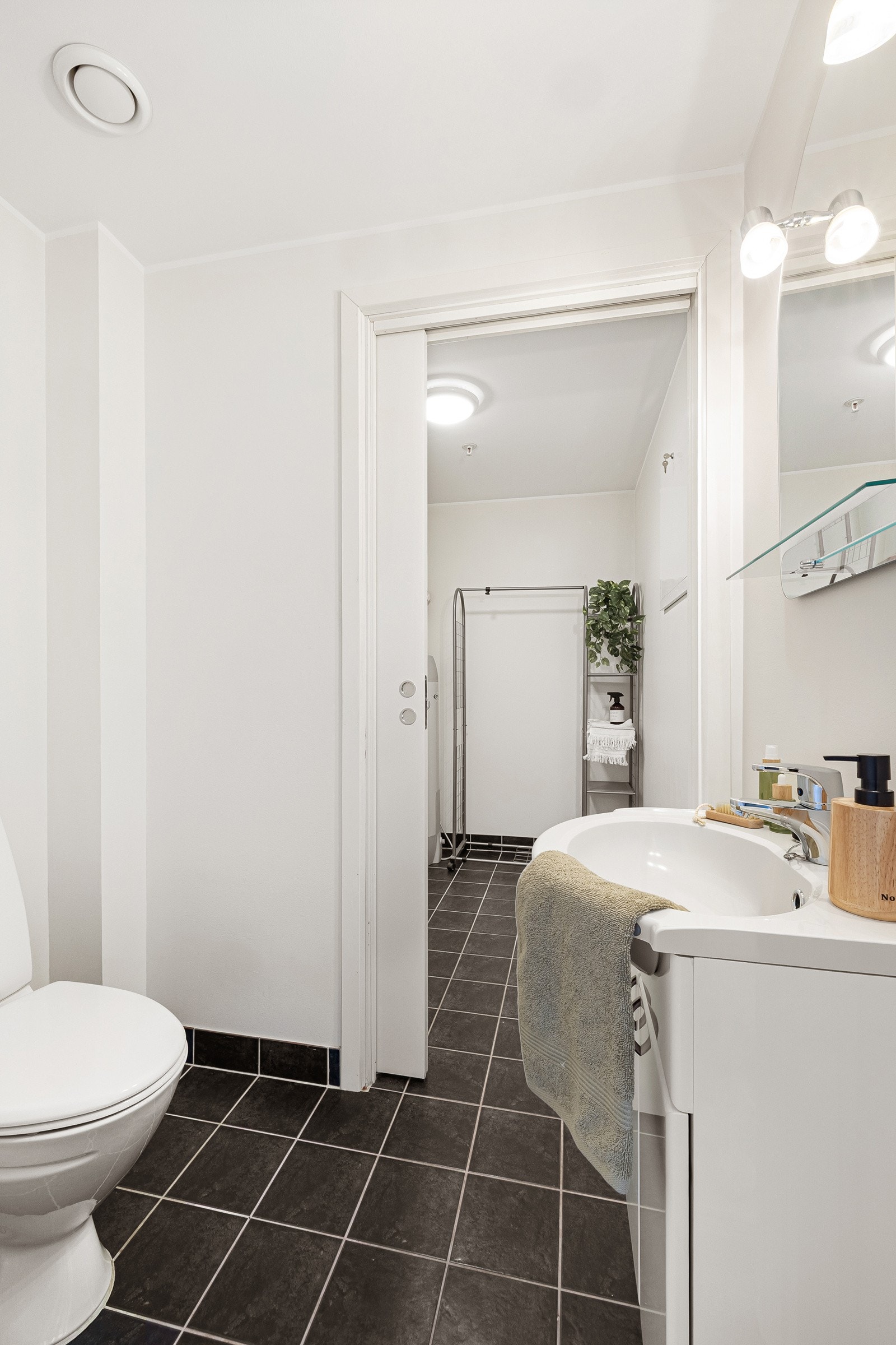 Fra toalettrommet er det inngang til vaskerommet. Galleribilde