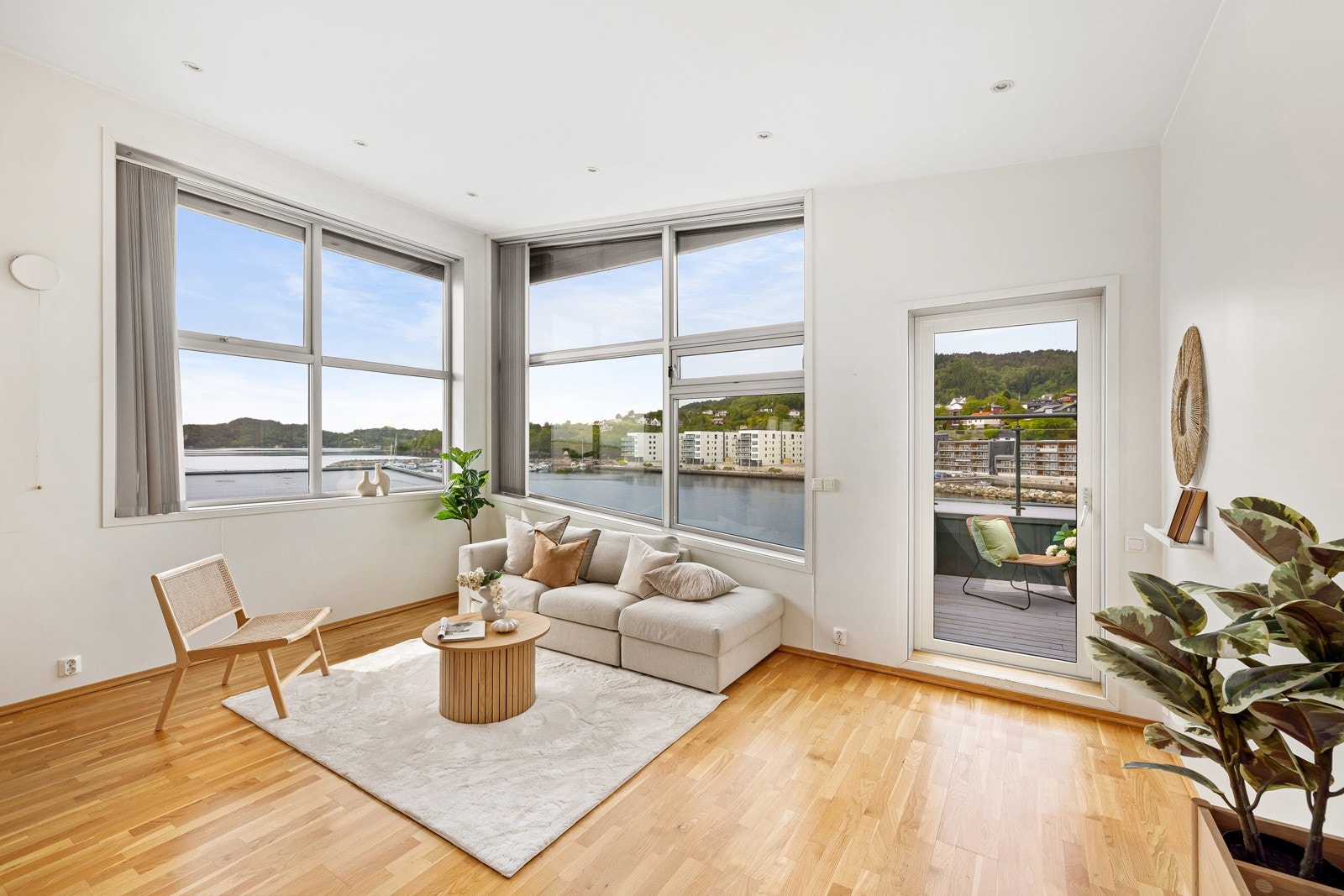 Leiligheten er på ett plan og består av entré, toalettrom, vaskerom, bad, tre soverom og stue/kjøkken. Galleribilde