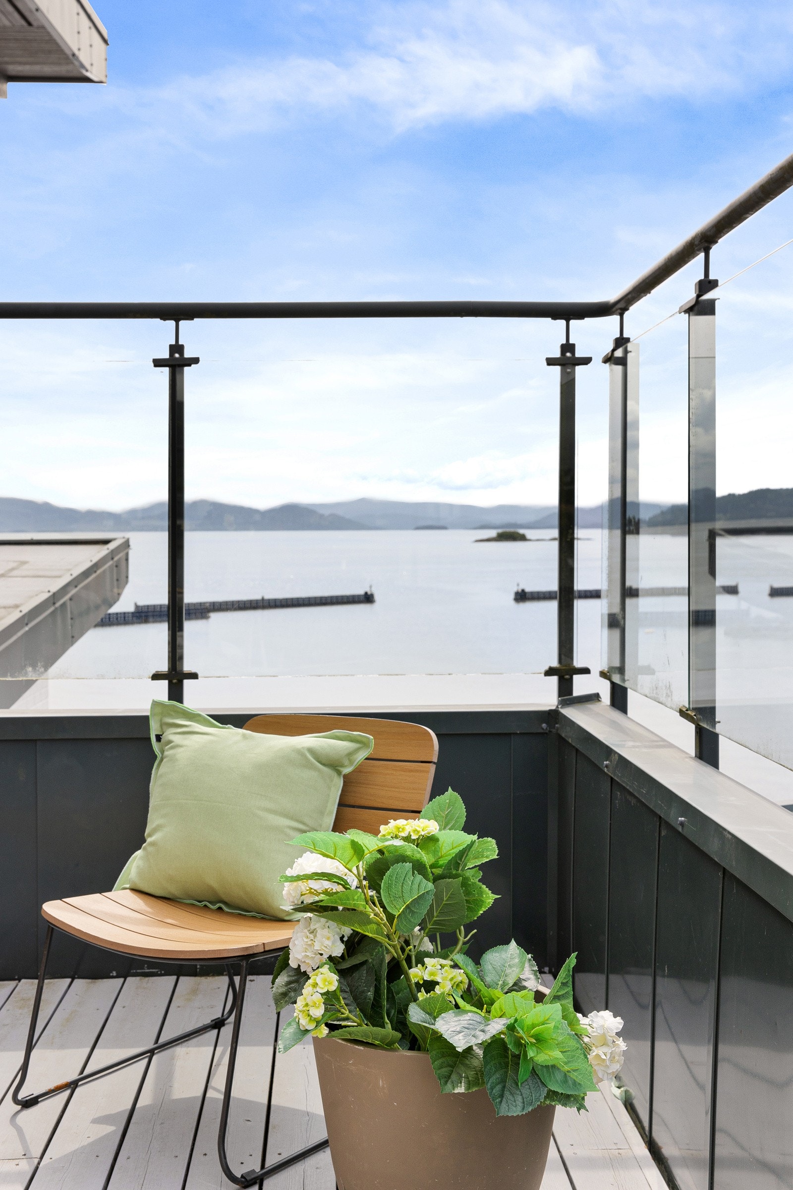 Usjenert altan med flott utsikt. Galleribilde