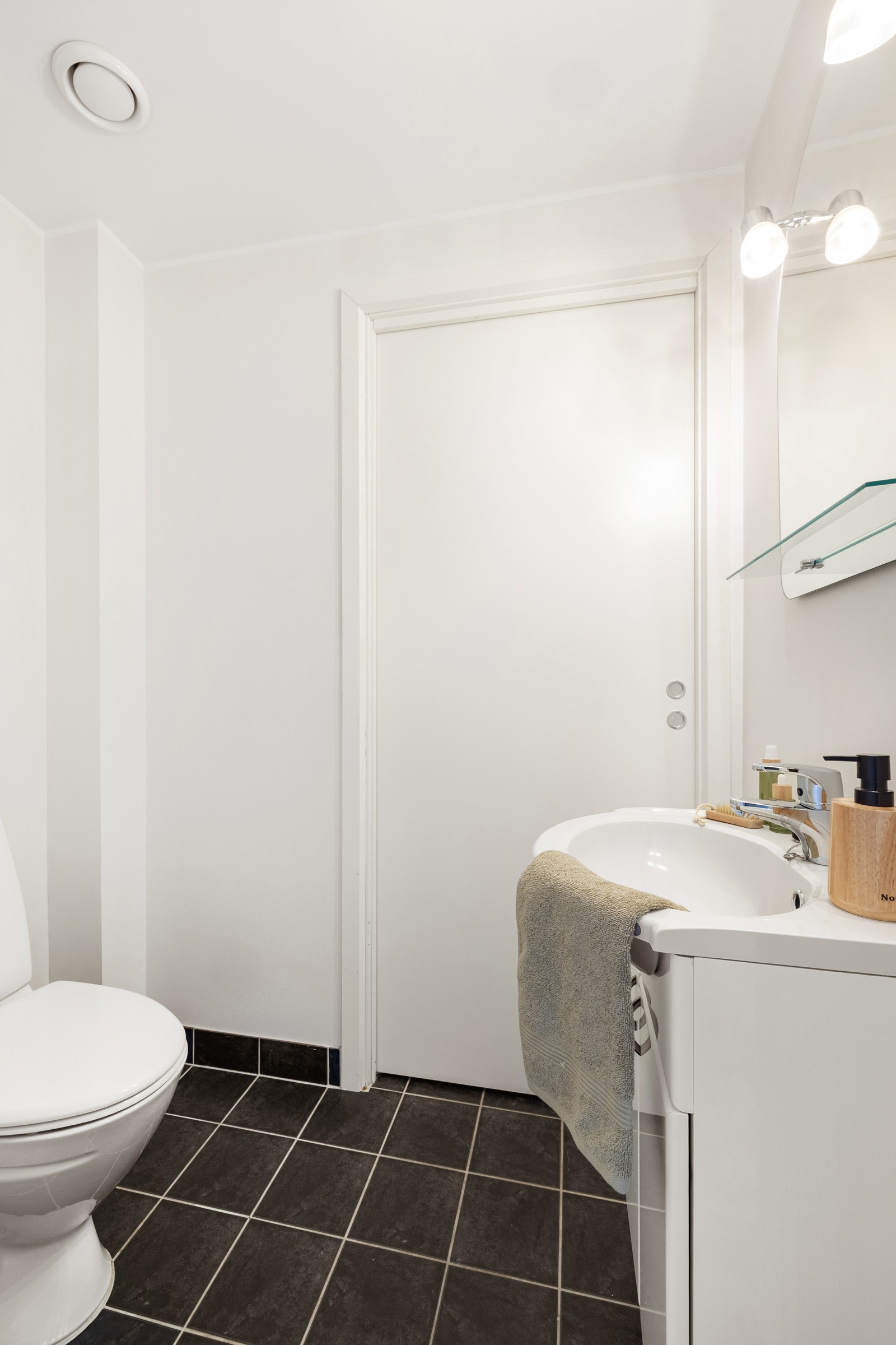 I tillegg til badet er det et eget toalettrom med toalett, vask og speil. Galleribilde