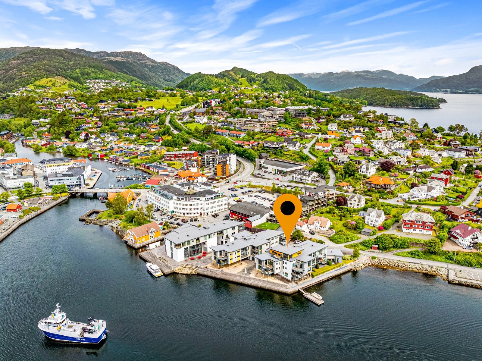 Rett utenfor døren har man tilgang til det maritime miljøet med kaipromenade, molo, båtmarina og badestrand. Galleribilde