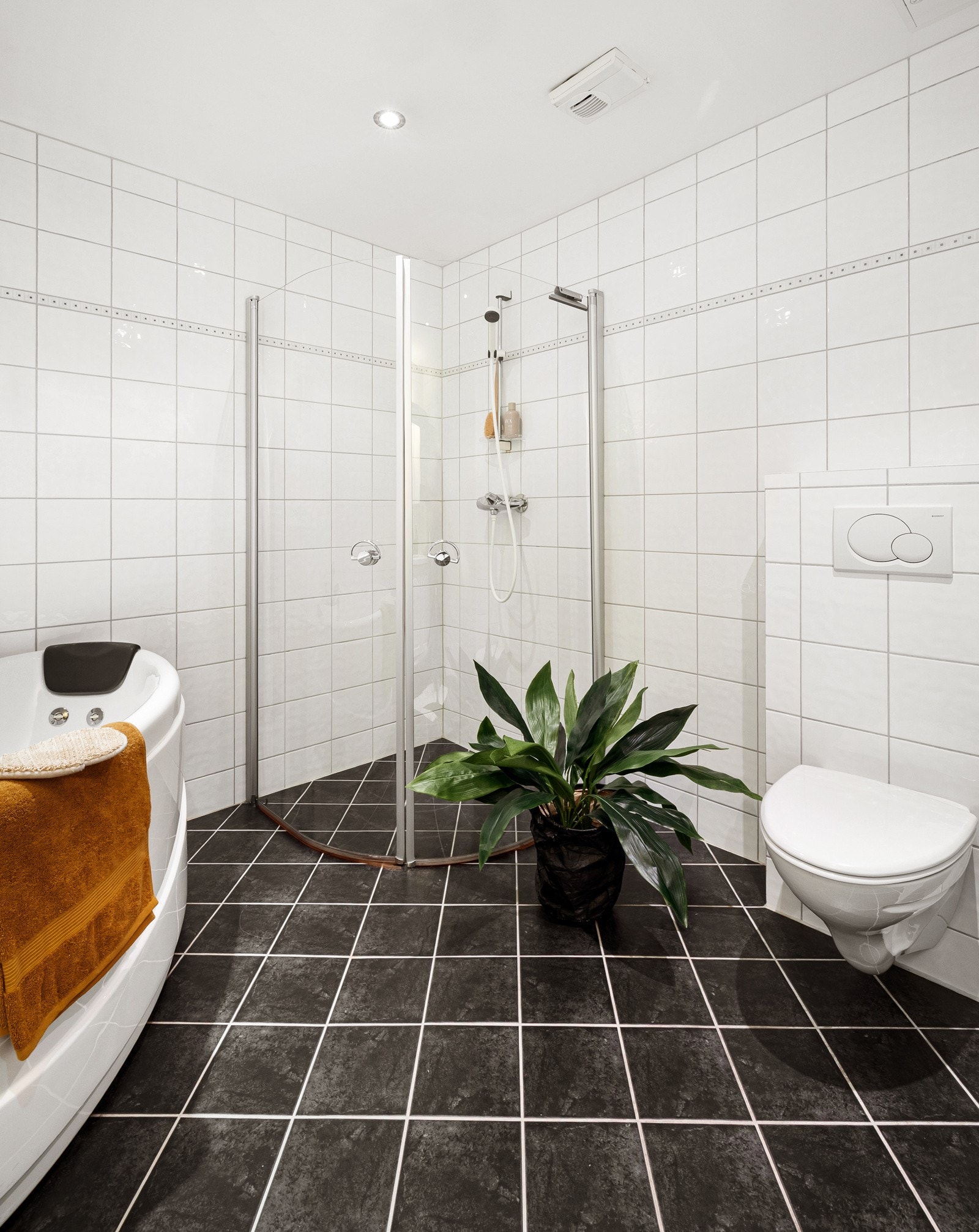 Herlig å kunne velge om man vil ta en dusj, eller slappe av i badekaret. Galleribilde