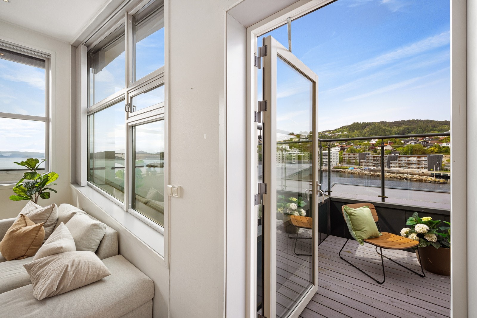 Fra stuen er det utgang til en herlig altan. Galleribilde