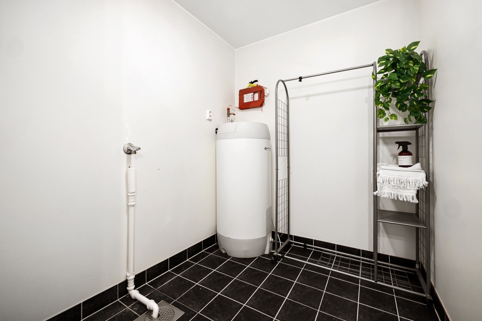 Her står varmtvannstanken og vannskap, samt at det er opplegg for vaskemaskin. Galleribilde