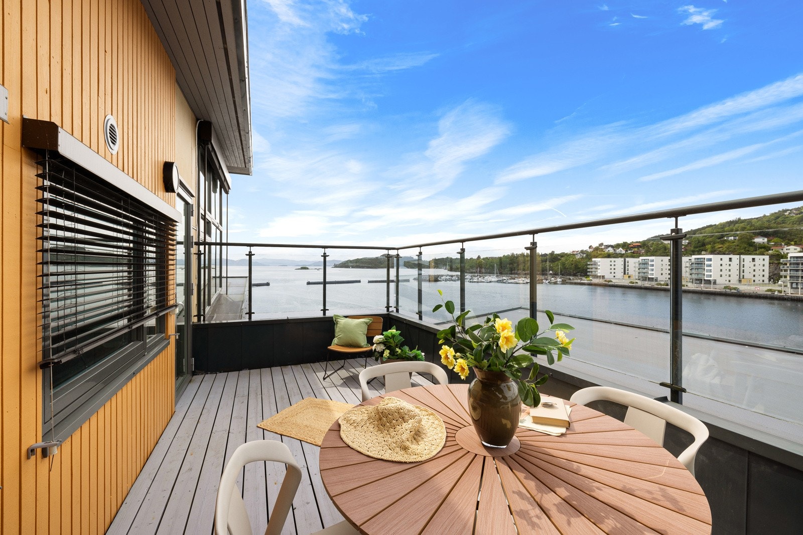 Nyt denne utsikten. Sol til langt på kveld. Galleribilde