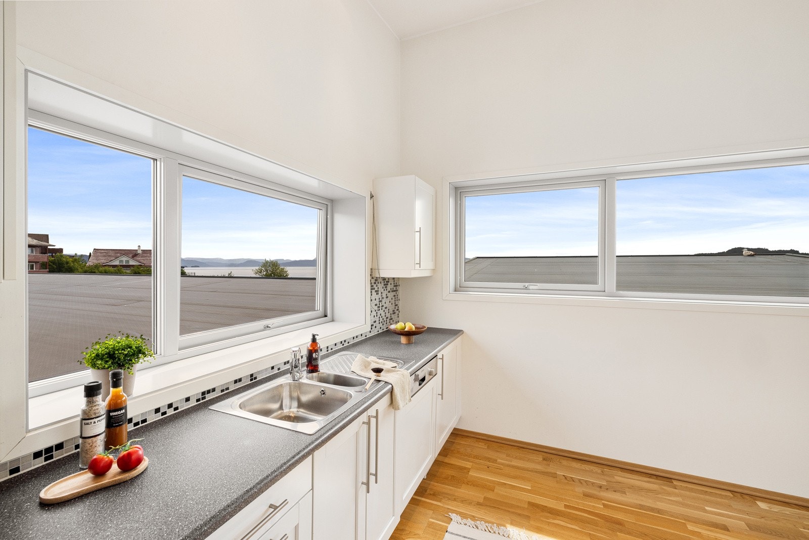 Boligen har naturlig ventilasjon via ventiler i vinduene. Det er mekanisk avtrekk på bad/vaskerom, toalettrom og kjøkken via sentral anlegg. Galleribilde