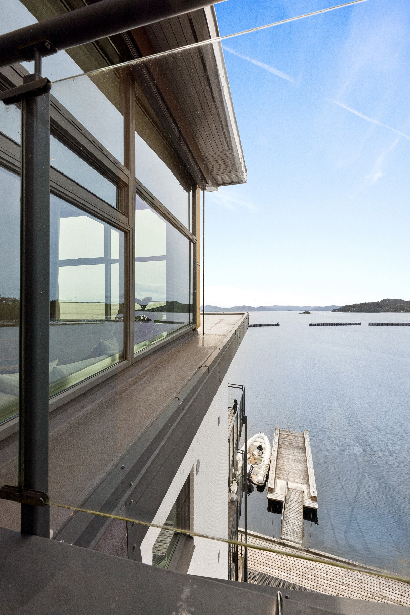 Man kan ta heisen ned for å ta seg en dukkert ved bryggen. Galleribilde