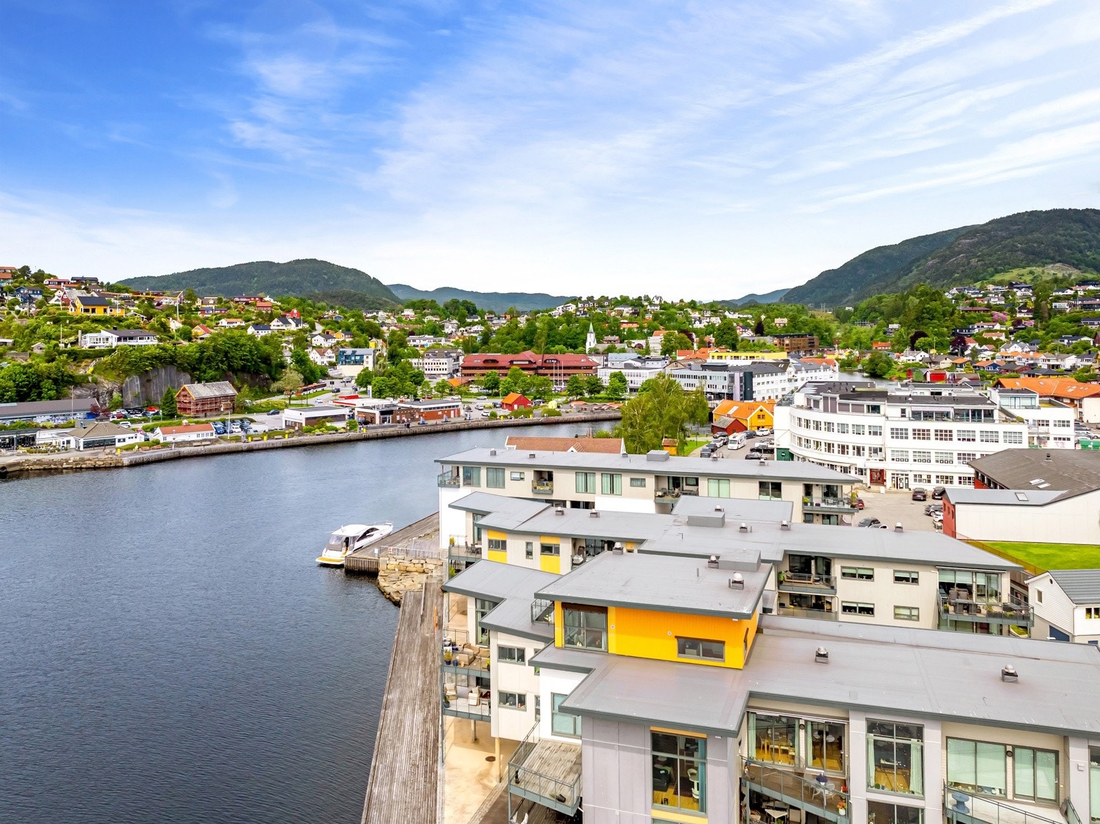 Leiligheten har egen garasjeplass med el lader og en utvendig bod. Galleribilde