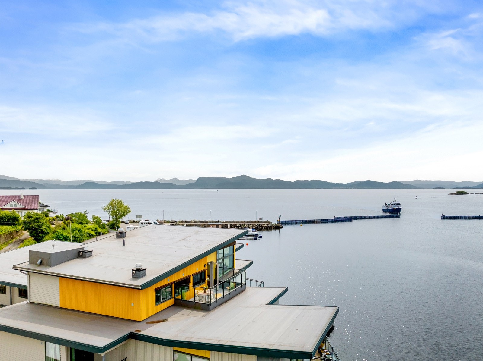 Leiligheten ligger alene på toppen av det fremste bygget. Galleribilde