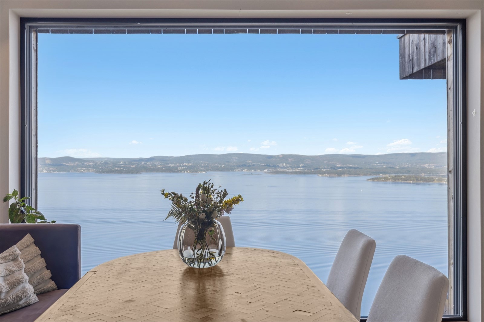 Fra spisebordet nyter du nydelig utsikt gjennom store vindusflater. Galleribilde