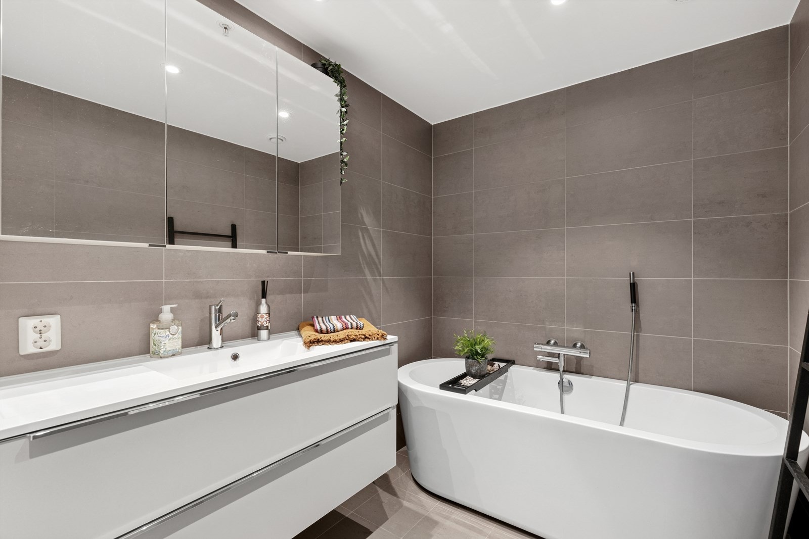 Praktisk og moderne bad med stilrene materialvalg. Galleribilde