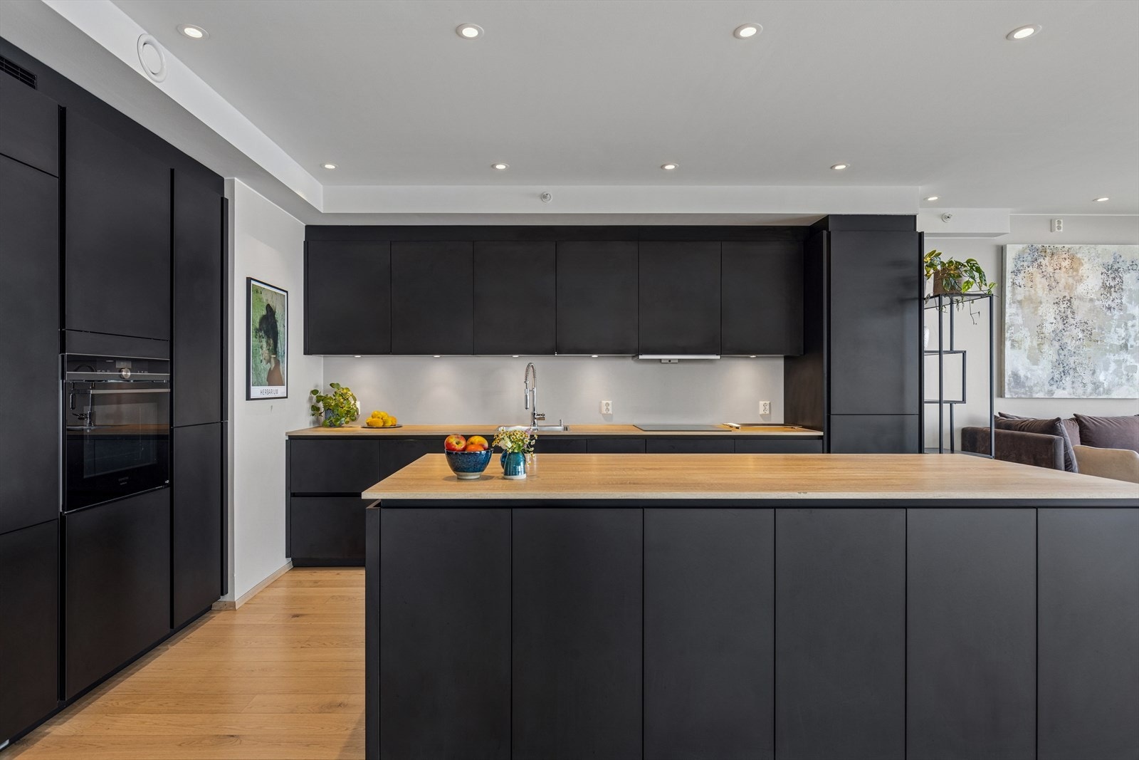 Stilrent og moderne kjøkken med god skap- og benkeplass. Galleribilde